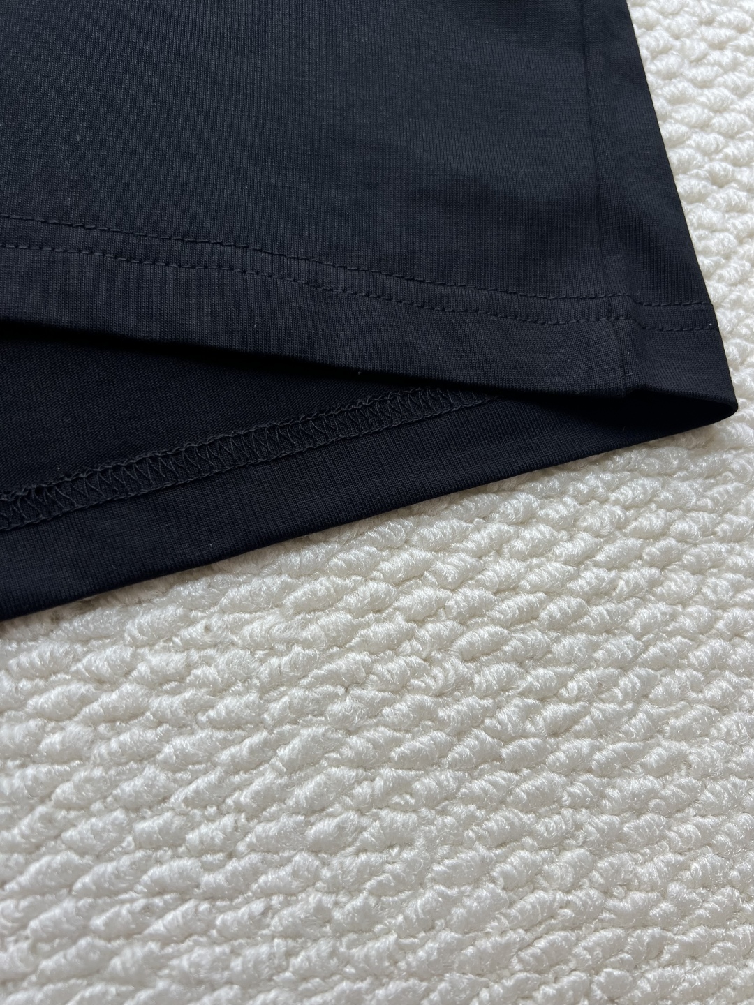 P160
Balenciaga巴黎世家 前后叠影重影字母印花长袖
印花材料采用安全环保无婴儿认证的材料;印花轮廓清晰干净,有康丽机器出来的质感;如果要清洗的话,建议翻过来手洗,保护印花
面料:采用26支精梳棉+10支全棉,克重440G,面料用的是国产新疆优质棉纱,新疆棉花是国产棉花中公认的优等材料。布料是用国际公认的福原针织机织造,面料纹理清晰,回弹性好,抗皱性很强,耐磨性和透气性较好,贴肤,不容易松垮具有持久挺阔效果,面料光泽度、强度、耐磨性较好,缩水率小,骨架感很好。纯棉布是气流缸生产,环保染色达到国家一等品要求,不易掉色,不容易出现折痕爪痕
版型:合身版型,好穿到一年四季都可拥有:缝纫机针采用9号圆头针,不扎破不扎断面料的纤维,走线3CM14针的密度,紧密不松垮不稀疏;缝纫线采用进口防油处理线,不会出现油渍现象;坎车为银剑带刀进口车,不吃布、不余布,足足的品牌高货感!
码数:XS S M L