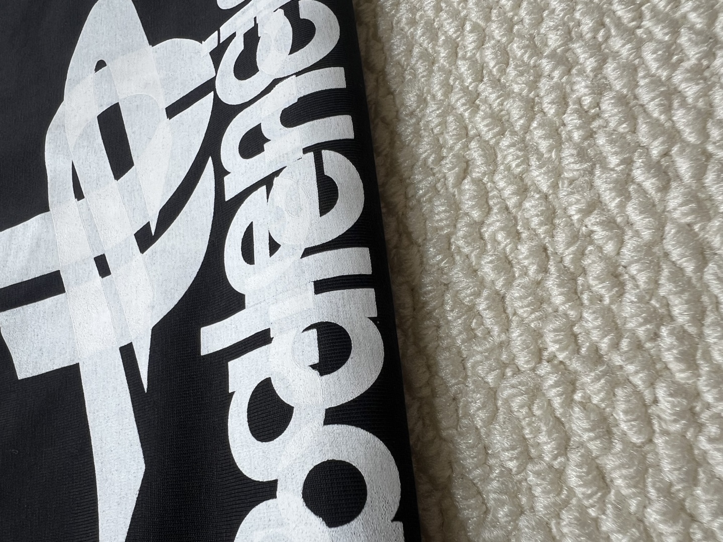 P160
Balenciaga巴黎世家 前后叠影重影字母印花长袖
印花材料采用安全环保无婴儿认证的材料;印花轮廓清晰干净,有康丽机器出来的质感;如果要清洗的话,建议翻过来手洗,保护印花
面料:采用26支精梳棉+10支全棉,克重440G,面料用的是国产新疆优质棉纱,新疆棉花是国产棉花中公认的优等材料。布料是用国际公认的福原针织机织造,面料纹理清晰,回弹性好,抗皱性很强,耐磨性和透气性较好,贴肤,不容易松垮具有持久挺阔效果,面料光泽度、强度、耐磨性较好,缩水率小,骨架感很好。纯棉布是气流缸生产,环保染色达到国家一等品要求,不易掉色,不容易出现折痕爪痕
版型:合身版型,好穿到一年四季都可拥有:缝纫机针采用9号圆头针,不扎破不扎断面料的纤维,走线3CM14针的密度,紧密不松垮不稀疏;缝纫线采用进口防油处理线,不会出现油渍现象;坎车为银剑带刀进口车,不吃布、不余布,足足的品牌高货感!
码数:XS S M L