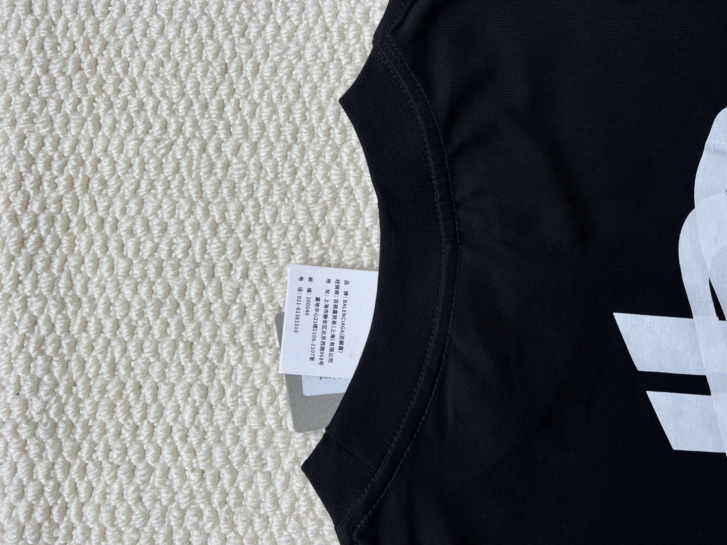 P160
Balenciaga巴黎世家 前后叠影重影字母印花长袖
印花材料采用安全环保无婴儿认证的材料;印花轮廓清晰干净,有康丽机器出来的质感;如果要清洗的话,建议翻过来手洗,保护印花
面料:采用26支精梳棉+10支全棉,克重440G,面料用的是国产新疆优质棉纱,新疆棉花是国产棉花中公认的优等材料。布料是用国际公认的福原针织机织造,面料纹理清晰,回弹性好,抗皱性很强,耐磨性和透气性较好,贴肤,不容易松垮具有持久挺阔效果,面料光泽度、强度、耐磨性较好,缩水率小,骨架感很好。纯棉布是气流缸生产,环保染色达到国家一等品要求,不易掉色,不容易出现折痕爪痕
版型:合身版型,好穿到一年四季都可拥有:缝纫机针采用9号圆头针,不扎破不扎断面料的纤维,走线3CM14针的密度,紧密不松垮不稀疏;缝纫线采用进口防油处理线,不会出现油渍现象;坎车为银剑带刀进口车,不吃布、不余布,足足的品牌高货感!
码数:XS S M L