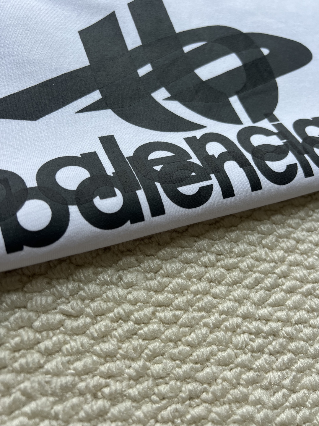 P160
Balenciaga巴黎世家 前后叠影重影字母印花长袖
印花材料采用安全环保无婴儿认证的材料;印花轮廓清晰干净,有康丽机器出来的质感;如果要清洗的话,建议翻过来手洗,保护印花
面料:采用26支精梳棉+10支全棉,克重440G,面料用的是国产新疆优质棉纱,新疆棉花是国产棉花中公认的优等材料。布料是用国际公认的福原针织机织造,面料纹理清晰,回弹性好,抗皱性很强,耐磨性和透气性较好,贴肤,不容易松垮具有持久挺阔效果,面料光泽度、强度、耐磨性较好,缩水率小,骨架感很好。纯棉布是气流缸生产,环保染色达到国家一等品要求,不易掉色,不容易出现折痕爪痕
版型:合身版型,好穿到一年四季都可拥有:缝纫机针采用9号圆头针,不扎破不扎断面料的纤维,走线3CM14针的密度,紧密不松垮不稀疏;缝纫线采用进口防油处理线,不会出现油渍现象;坎车为银剑带刀进口车,不吃布、不余布,足足的品牌高货感!
码数:XS S M L