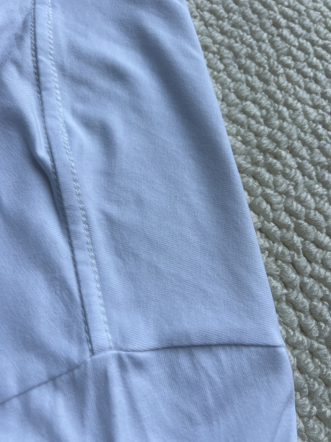 P160
Balenciaga巴黎世家 前后叠影重影字母印花长袖
印花材料采用安全环保无婴儿认证的材料;印花轮廓清晰干净,有康丽机器出来的质感;如果要清洗的话,建议翻过来手洗,保护印花
面料:采用26支精梳棉+10支全棉,克重440G,面料用的是国产新疆优质棉纱,新疆棉花是国产棉花中公认的优等材料。布料是用国际公认的福原针织机织造,面料纹理清晰,回弹性好,抗皱性很强,耐磨性和透气性较好,贴肤,不容易松垮具有持久挺阔效果,面料光泽度、强度、耐磨性较好,缩水率小,骨架感很好。纯棉布是气流缸生产,环保染色达到国家一等品要求,不易掉色,不容易出现折痕爪痕
版型:合身版型,好穿到一年四季都可拥有:缝纫机针采用9号圆头针,不扎破不扎断面料的纤维,走线3CM14针的密度,紧密不松垮不稀疏;缝纫线采用进口防油处理线,不会出现油渍现象;坎车为银剑带刀进口车,不吃布、不余布,足足的品牌高货感!
码数:XS S M L