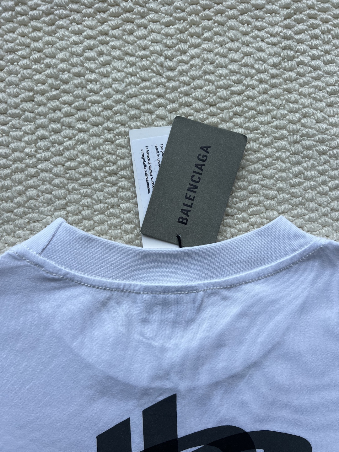 P160
Balenciaga巴黎世家 前后叠影重影字母印花长袖
印花材料采用安全环保无婴儿认证的材料;印花轮廓清晰干净,有康丽机器出来的质感;如果要清洗的话,建议翻过来手洗,保护印花
面料:采用26支精梳棉+10支全棉,克重440G,面料用的是国产新疆优质棉纱,新疆棉花是国产棉花中公认的优等材料。布料是用国际公认的福原针织机织造,面料纹理清晰,回弹性好,抗皱性很强,耐磨性和透气性较好,贴肤,不容易松垮具有持久挺阔效果,面料光泽度、强度、耐磨性较好,缩水率小,骨架感很好。纯棉布是气流缸生产,环保染色达到国家一等品要求,不易掉色,不容易出现折痕爪痕
版型:合身版型,好穿到一年四季都可拥有:缝纫机针采用9号圆头针,不扎破不扎断面料的纤维,走线3CM14针的密度,紧密不松垮不稀疏;缝纫线采用进口防油处理线,不会出现油渍现象;坎车为银剑带刀进口车,不吃布、不余布,足足的品牌高货感!
码数:XS S M L