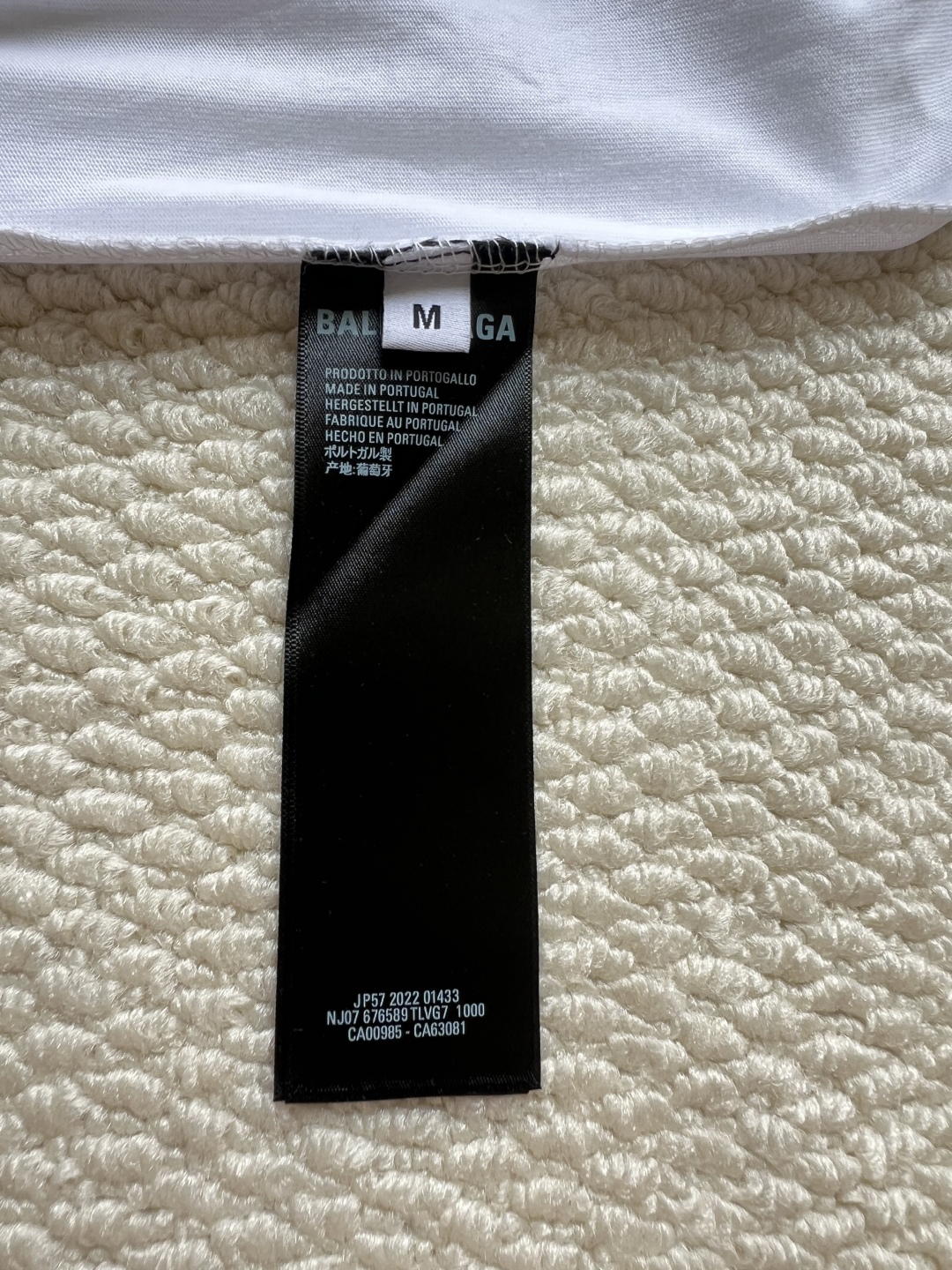 P160
Balenciaga巴黎世家 前后叠影重影字母印花长袖
印花材料采用安全环保无婴儿认证的材料;印花轮廓清晰干净,有康丽机器出来的质感;如果要清洗的话,建议翻过来手洗,保护印花
面料:采用26支精梳棉+10支全棉,克重440G,面料用的是国产新疆优质棉纱,新疆棉花是国产棉花中公认的优等材料。布料是用国际公认的福原针织机织造,面料纹理清晰,回弹性好,抗皱性很强,耐磨性和透气性较好,贴肤,不容易松垮具有持久挺阔效果,面料光泽度、强度、耐磨性较好,缩水率小,骨架感很好。纯棉布是气流缸生产,环保染色达到国家一等品要求,不易掉色,不容易出现折痕爪痕
版型:合身版型,好穿到一年四季都可拥有:缝纫机针采用9号圆头针,不扎破不扎断面料的纤维,走线3CM14针的密度,紧密不松垮不稀疏;缝纫线采用进口防油处理线,不会出现油渍现象;坎车为银剑带刀进口车,不吃布、不余布,足足的品牌高货感!
码数:XS S M L