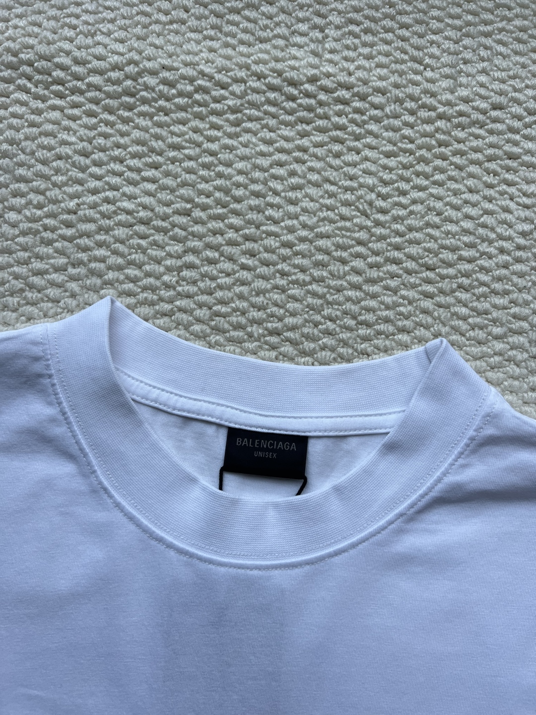 P160
Balenciaga巴黎世家 前后叠影重影字母印花长袖
印花材料采用安全环保无婴儿认证的材料;印花轮廓清晰干净,有康丽机器出来的质感;如果要清洗的话,建议翻过来手洗,保护印花
面料:采用26支精梳棉+10支全棉,克重440G,面料用的是国产新疆优质棉纱,新疆棉花是国产棉花中公认的优等材料。布料是用国际公认的福原针织机织造,面料纹理清晰,回弹性好,抗皱性很强,耐磨性和透气性较好,贴肤,不容易松垮具有持久挺阔效果,面料光泽度、强度、耐磨性较好,缩水率小,骨架感很好。纯棉布是气流缸生产,环保染色达到国家一等品要求,不易掉色,不容易出现折痕爪痕
版型:合身版型,好穿到一年四季都可拥有:缝纫机针采用9号圆头针,不扎破不扎断面料的纤维,走线3CM14针的密度,紧密不松垮不稀疏;缝纫线采用进口防油处理线,不会出现油渍现象;坎车为银剑带刀进口车,不吃布、不余布,足足的品牌高货感!
码数:XS S M L