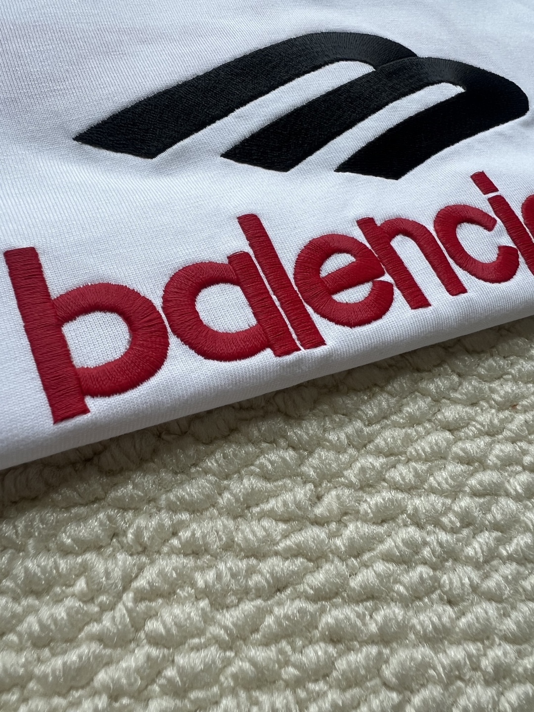 P165
BALENCIAGA巴黎世家2025SS 大logo3M刺绣字母长袖
Logo采用进口田岛刺绣工艺，市场顶级的质量 官网品质，罗纹定织定染无色差 做工精细，做工全方位还原 包装全方位还原，面料采用定制260克定织定染全棉双纱 柔软舒适
✔正确260g双纱面料
✔正确印花刺绣细节
✔正确双纱高克重螺纹 
✔正确包装三标齐全
尺码：XS-S-M-L