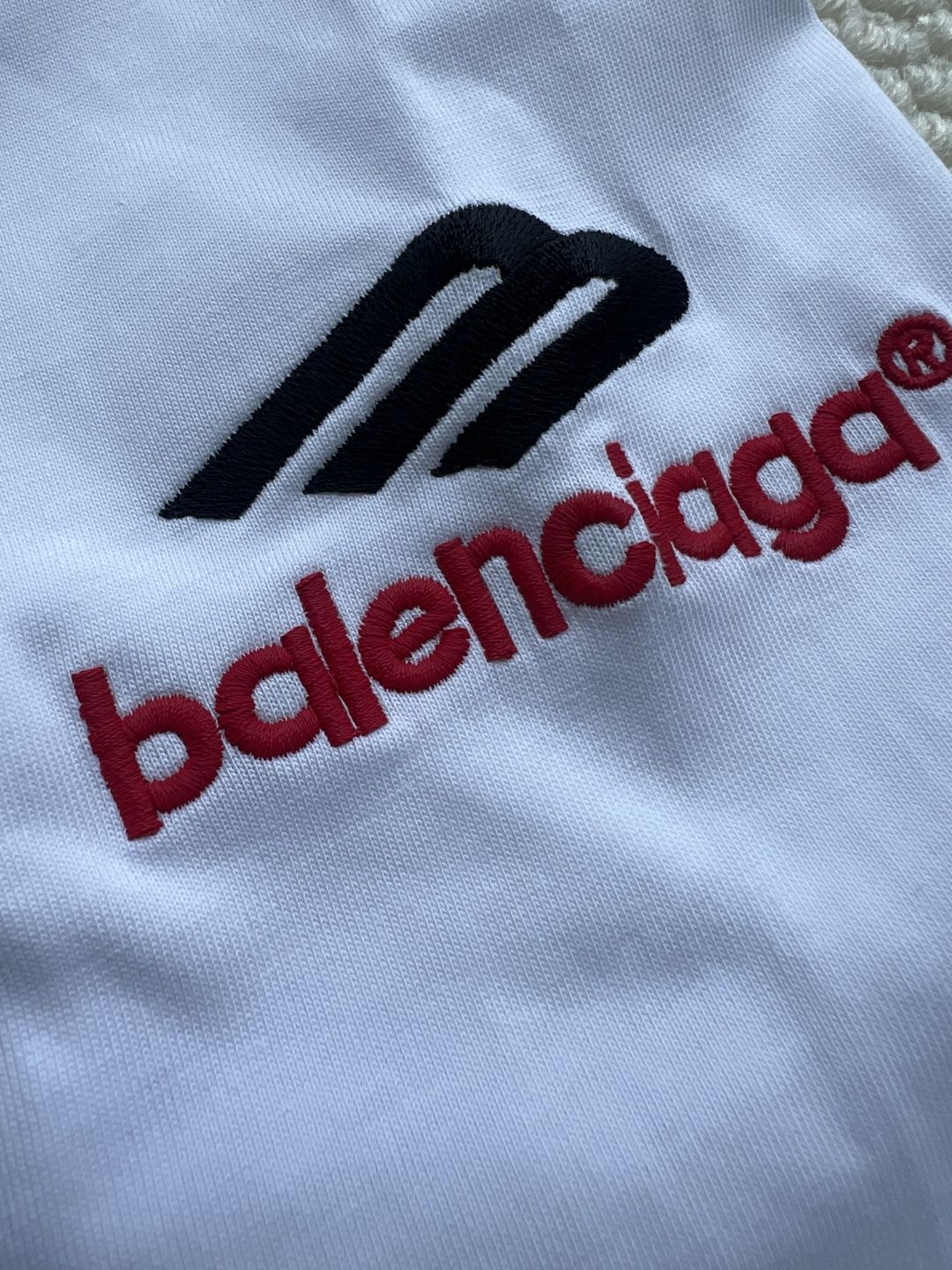 P165
BALENCIAGA巴黎世家2025SS 大logo3M刺绣字母长袖
Logo采用进口田岛刺绣工艺，市场顶级的质量 官网品质，罗纹定织定染无色差 做工精细，做工全方位还原 包装全方位还原，面料采用定制260克定织定染全棉双纱 柔软舒适
✔正确260g双纱面料
✔正确印花刺绣细节
✔正确双纱高克重螺纹 
✔正确包装三标齐全
尺码：XS-S-M-L