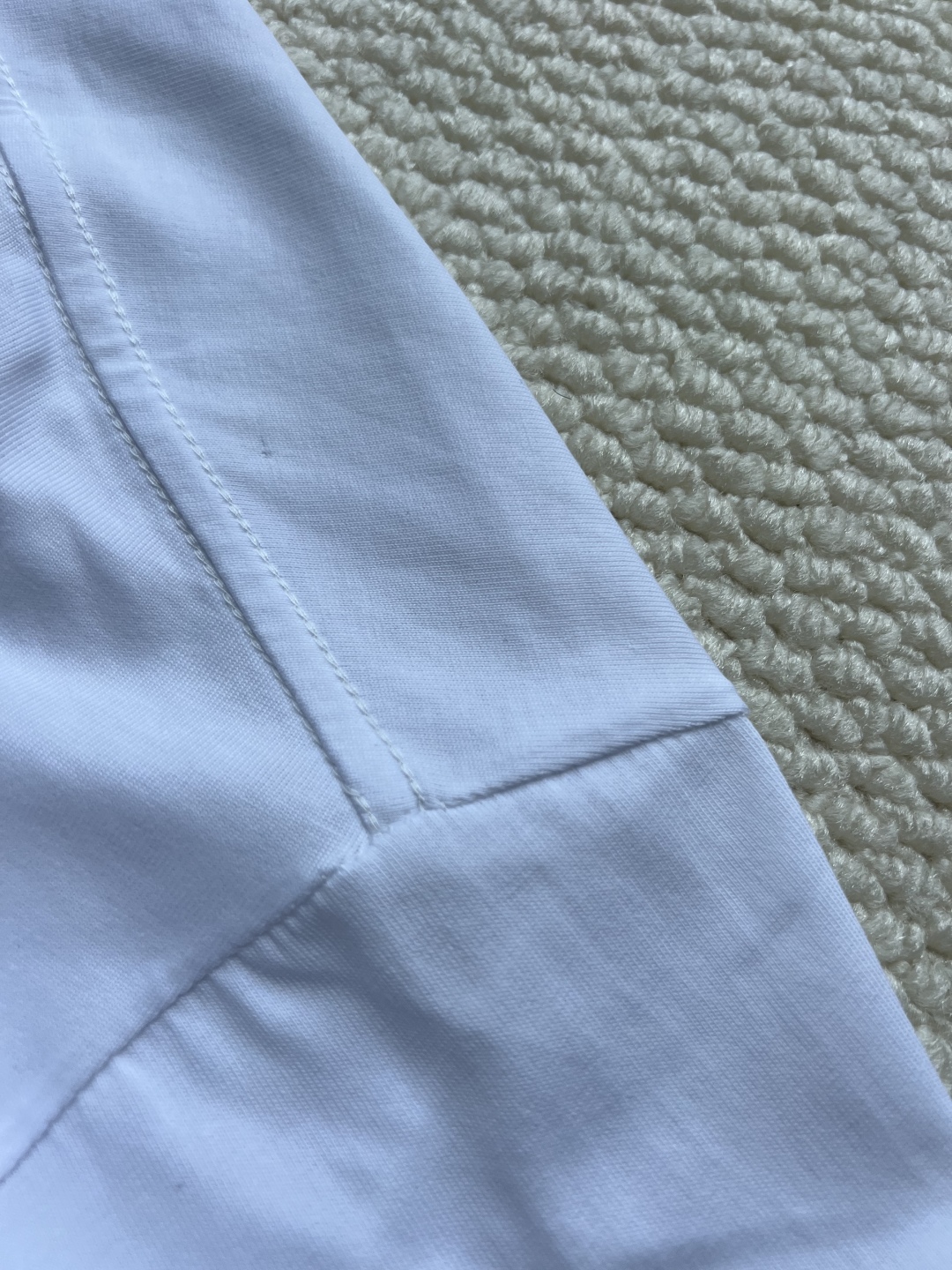 P165
BALENCIAGA巴黎世家2025SS 大logo3M刺绣字母长袖
Logo采用进口田岛刺绣工艺，市场顶级的质量 官网品质，罗纹定织定染无色差 做工精细，做工全方位还原 包装全方位还原，面料采用定制260克定织定染全棉双纱 柔软舒适
✔正确260g双纱面料
✔正确印花刺绣细节
✔正确双纱高克重螺纹 
✔正确包装三标齐全
尺码：XS-S-M-L