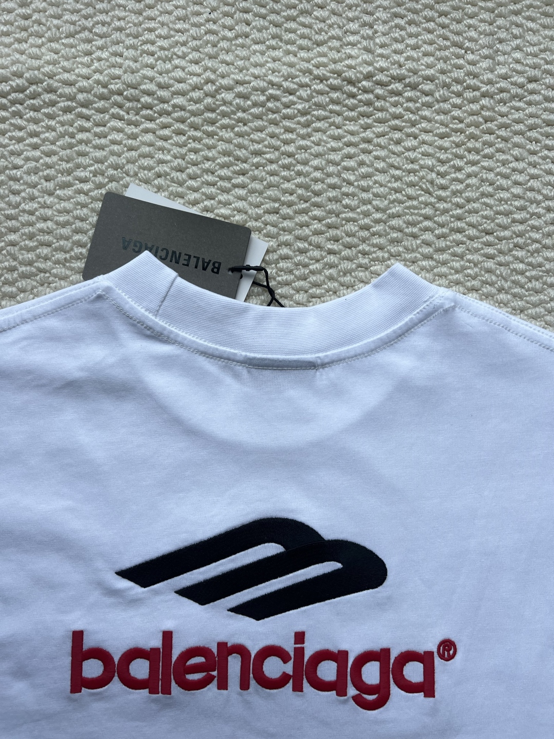 P165
BALENCIAGA巴黎世家2025SS 大logo3M刺绣字母长袖
Logo采用进口田岛刺绣工艺，市场顶级的质量 官网品质，罗纹定织定染无色差 做工精细，做工全方位还原 包装全方位还原，面料采用定制260克定织定染全棉双纱 柔软舒适
✔正确260g双纱面料
✔正确印花刺绣细节
✔正确双纱高克重螺纹 
✔正确包装三标齐全
尺码：XS-S-M-L
