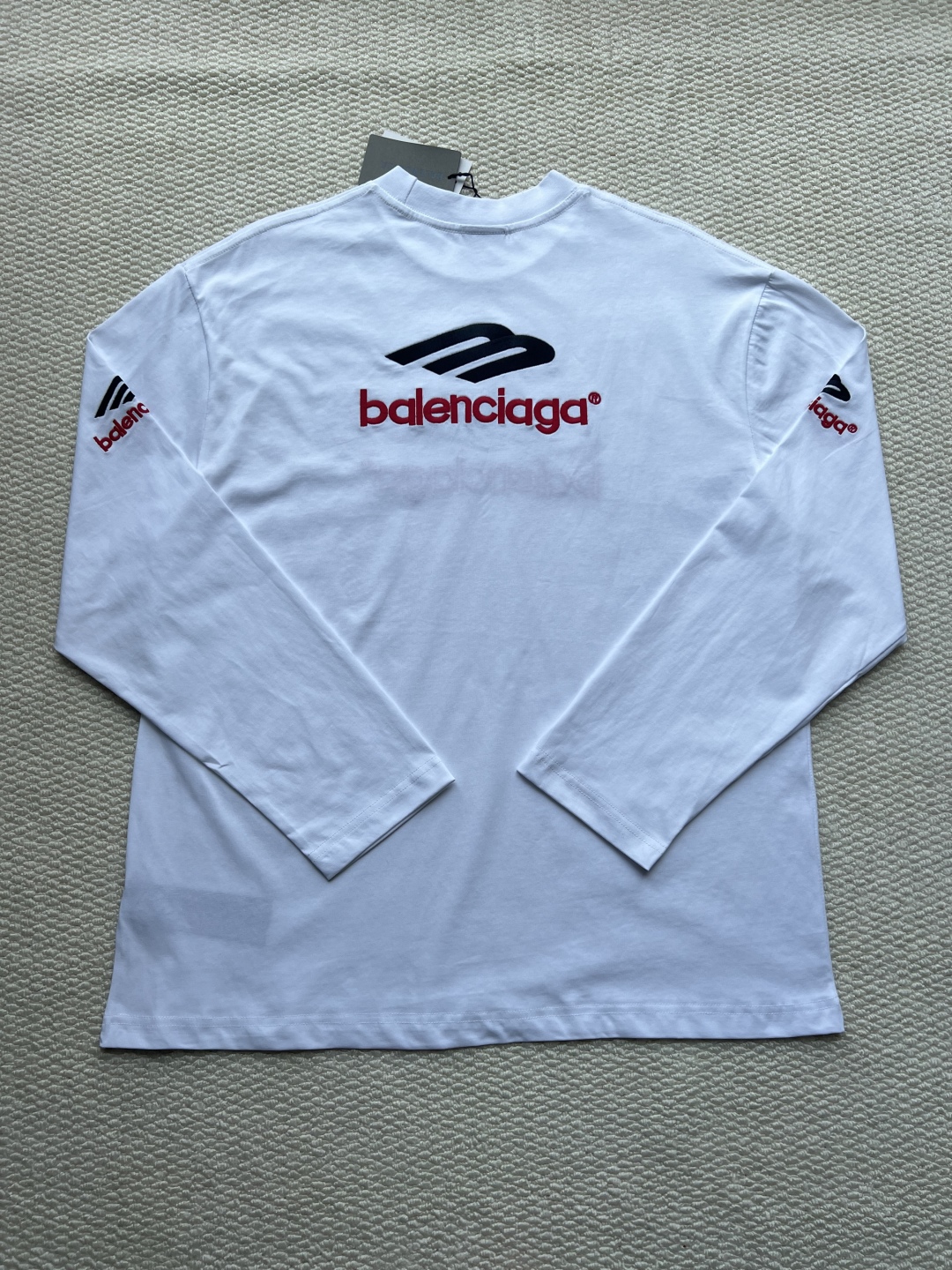 P165
BALENCIAGA巴黎世家2025SS 大logo3M刺绣字母长袖
Logo采用进口田岛刺绣工艺，市场顶级的质量 官网品质，罗纹定织定染无色差 做工精细，做工全方位还原 包装全方位还原，面料采用定制260克定织定染全棉双纱 柔软舒适
✔正确260g双纱面料
✔正确印花刺绣细节
✔正确双纱高克重螺纹 
✔正确包装三标齐全
尺码：XS-S-M-L