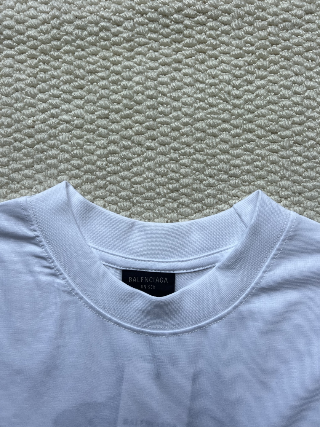 P165
BALENCIAGA巴黎世家2025SS 大logo3M刺绣字母长袖
Logo采用进口田岛刺绣工艺，市场顶级的质量 官网品质，罗纹定织定染无色差 做工精细，做工全方位还原 包装全方位还原，面料采用定制260克定织定染全棉双纱 柔软舒适
✔正确260g双纱面料
✔正确印花刺绣细节
✔正确双纱高克重螺纹 
✔正确包装三标齐全
尺码：XS-S-M-L