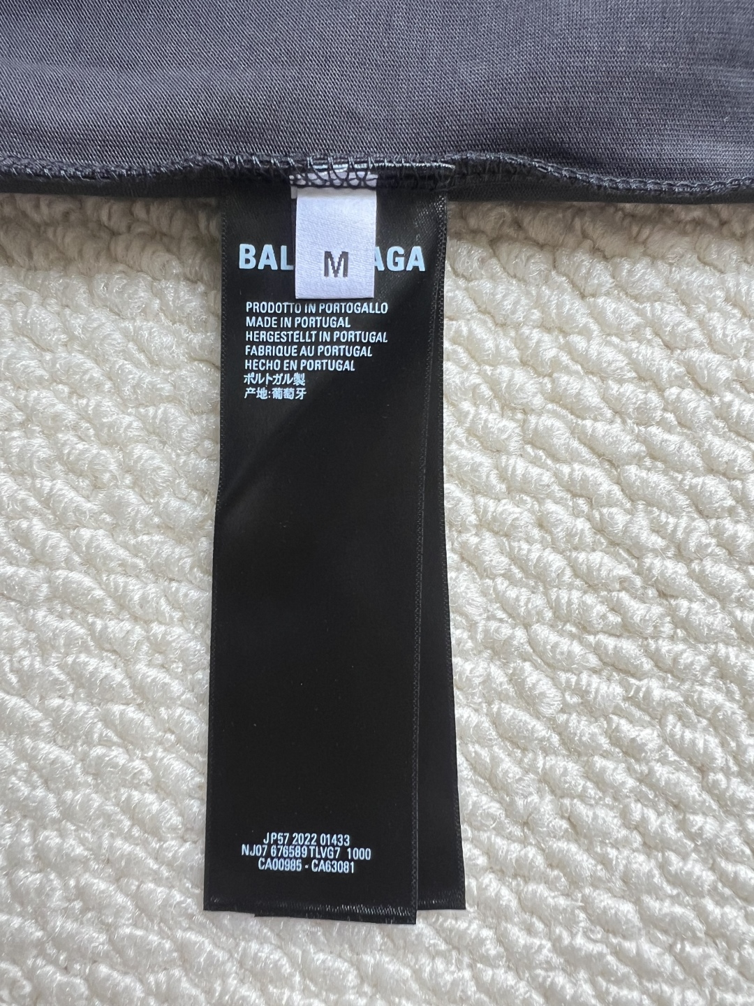P165
BALENCIAGA巴黎世家2025SS 大logo3M刺绣字母长袖
Logo采用进口田岛刺绣工艺，市场顶级的质量 官网品质，罗纹定织定染无色差 做工精细，做工全方位还原 包装全方位还原，面料采用定制260克定织定染全棉双纱 柔软舒适
✔正确260g双纱面料
✔正确印花刺绣细节
✔正确双纱高克重螺纹 
✔正确包装三标齐全
尺码：XS-S-M-L