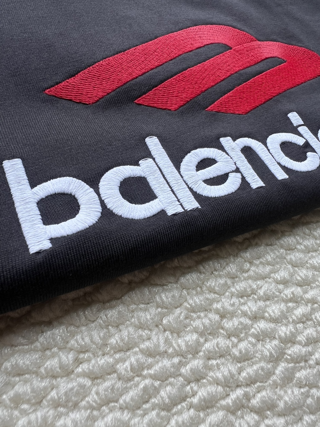 P165
BALENCIAGA巴黎世家2025SS 大logo3M刺绣字母长袖
Logo采用进口田岛刺绣工艺，市场顶级的质量 官网品质，罗纹定织定染无色差 做工精细，做工全方位还原 包装全方位还原，面料采用定制260克定织定染全棉双纱 柔软舒适
✔正确260g双纱面料
✔正确印花刺绣细节
✔正确双纱高克重螺纹 
✔正确包装三标齐全
尺码：XS-S-M-L