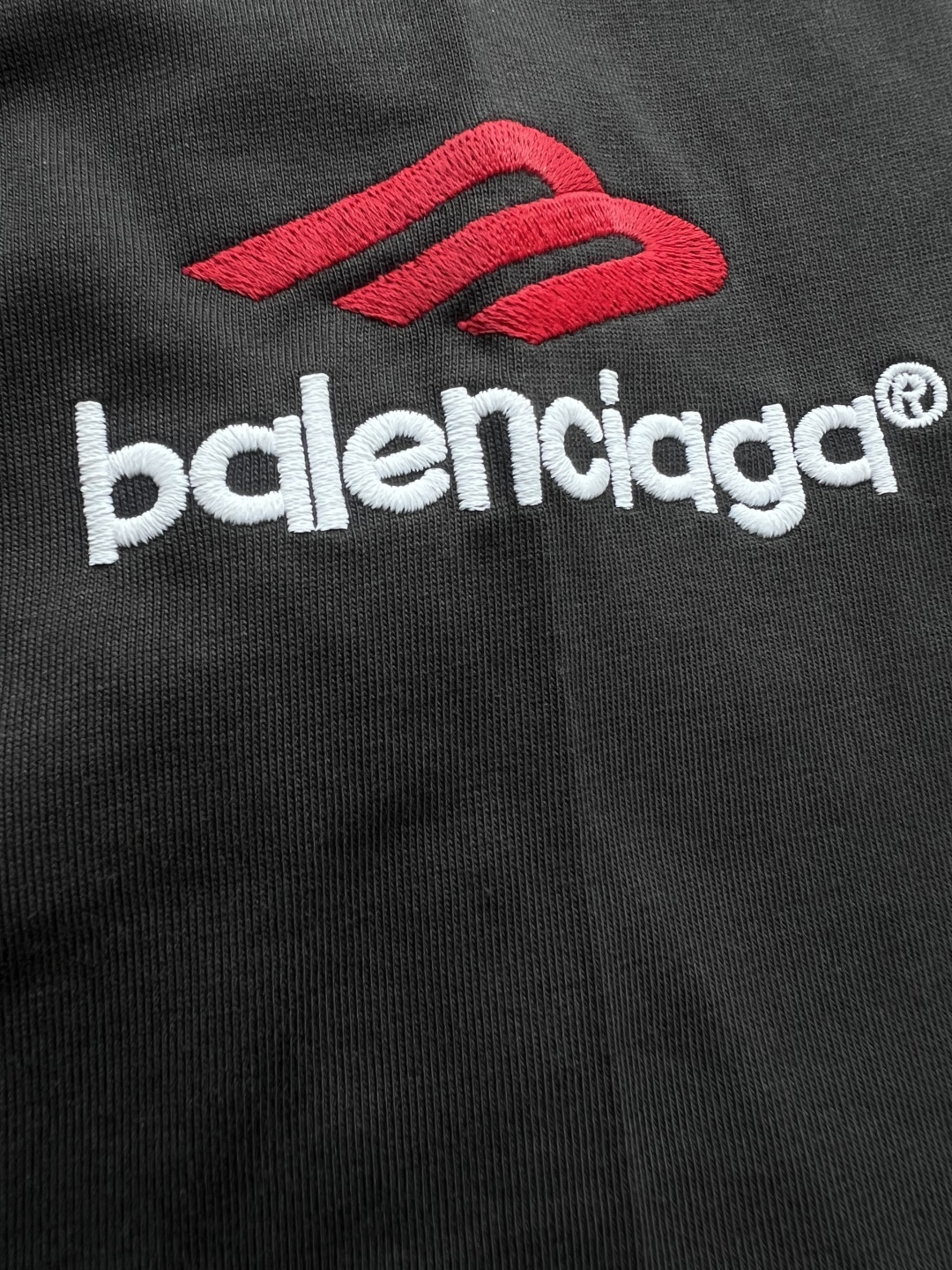 P165
BALENCIAGA巴黎世家2025SS 大logo3M刺绣字母长袖
Logo采用进口田岛刺绣工艺，市场顶级的质量 官网品质，罗纹定织定染无色差 做工精细，做工全方位还原 包装全方位还原，面料采用定制260克定织定染全棉双纱 柔软舒适
✔正确260g双纱面料
✔正确印花刺绣细节
✔正确双纱高克重螺纹 
✔正确包装三标齐全
尺码：XS-S-M-L