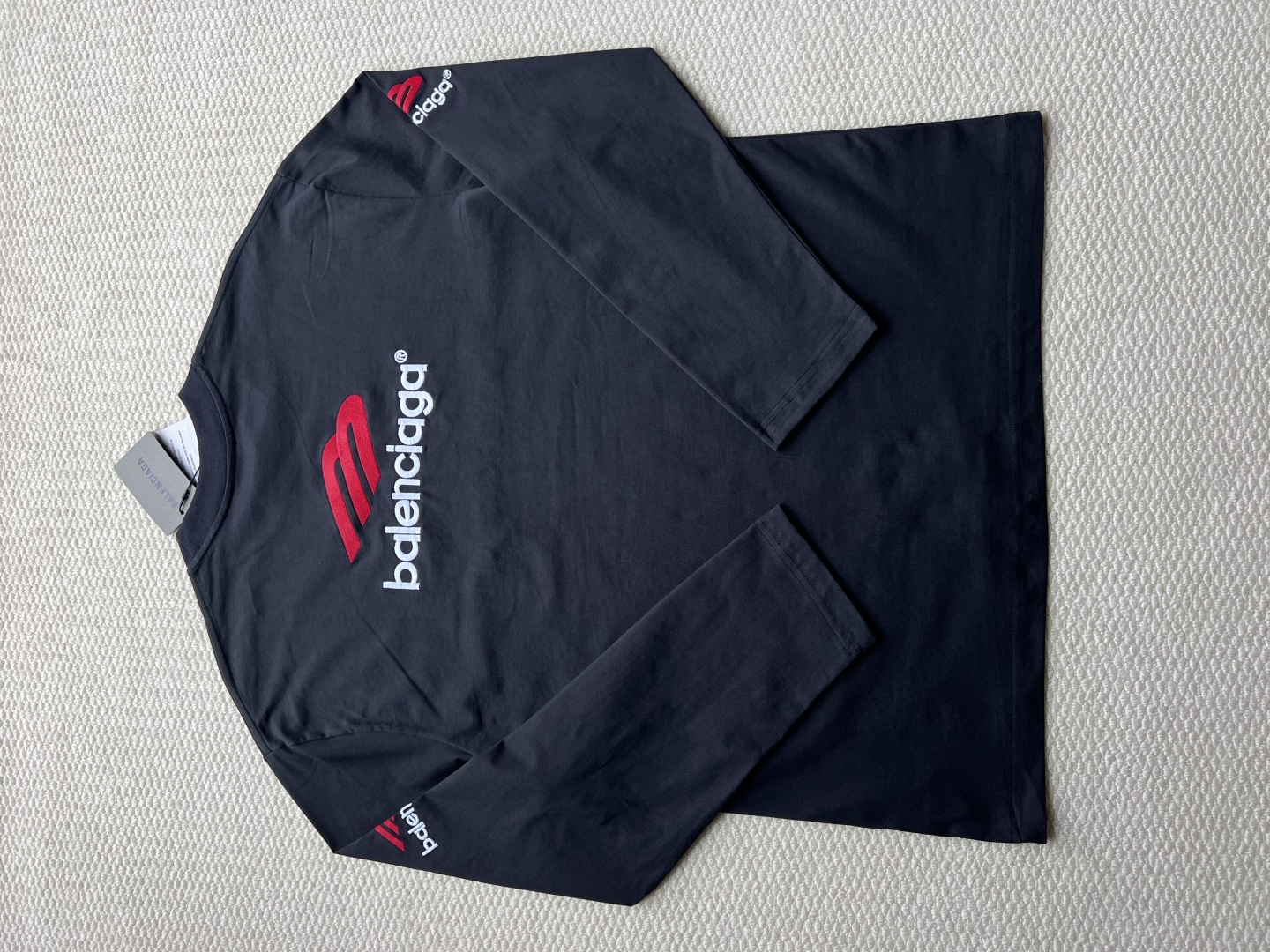 P165
BALENCIAGA巴黎世家2025SS 大logo3M刺绣字母长袖
Logo采用进口田岛刺绣工艺，市场顶级的质量 官网品质，罗纹定织定染无色差 做工精细，做工全方位还原 包装全方位还原，面料采用定制260克定织定染全棉双纱 柔软舒适
✔正确260g双纱面料
✔正确印花刺绣细节
✔正确双纱高克重螺纹 
✔正确包装三标齐全
尺码：XS-S-M-L