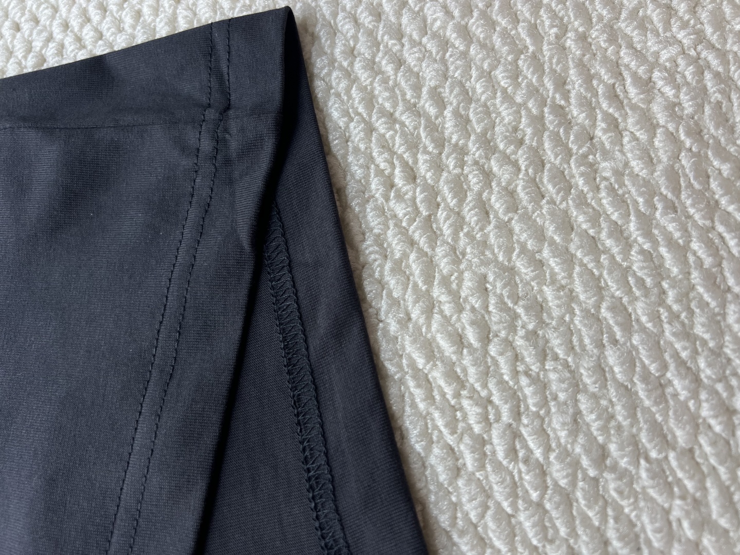 P165
BALENCIAGA巴黎世家2025SS 大logo3M刺绣字母长袖
Logo采用进口田岛刺绣工艺，市场顶级的质量 官网品质，罗纹定织定染无色差 做工精细，做工全方位还原 包装全方位还原，面料采用定制260克定织定染全棉双纱 柔软舒适
✔正确260g双纱面料
✔正确印花刺绣细节
✔正确双纱高克重螺纹 
✔正确包装三标齐全
尺码：XS-S-M-L