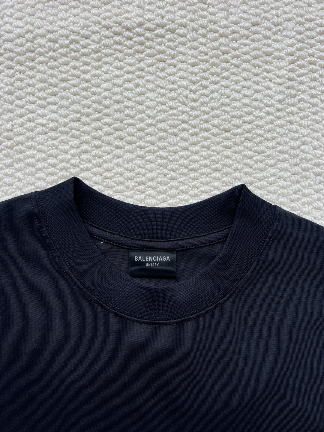 P165
BALENCIAGA巴黎世家2025SS 大logo3M刺绣字母长袖
Logo采用进口田岛刺绣工艺，市场顶级的质量 官网品质，罗纹定织定染无色差 做工精细，做工全方位还原 包装全方位还原，面料采用定制260克定织定染全棉双纱 柔软舒适
✔正确260g双纱面料
✔正确印花刺绣细节
✔正确双纱高克重螺纹 
✔正确包装三标齐全
尺码：XS-S-M-L