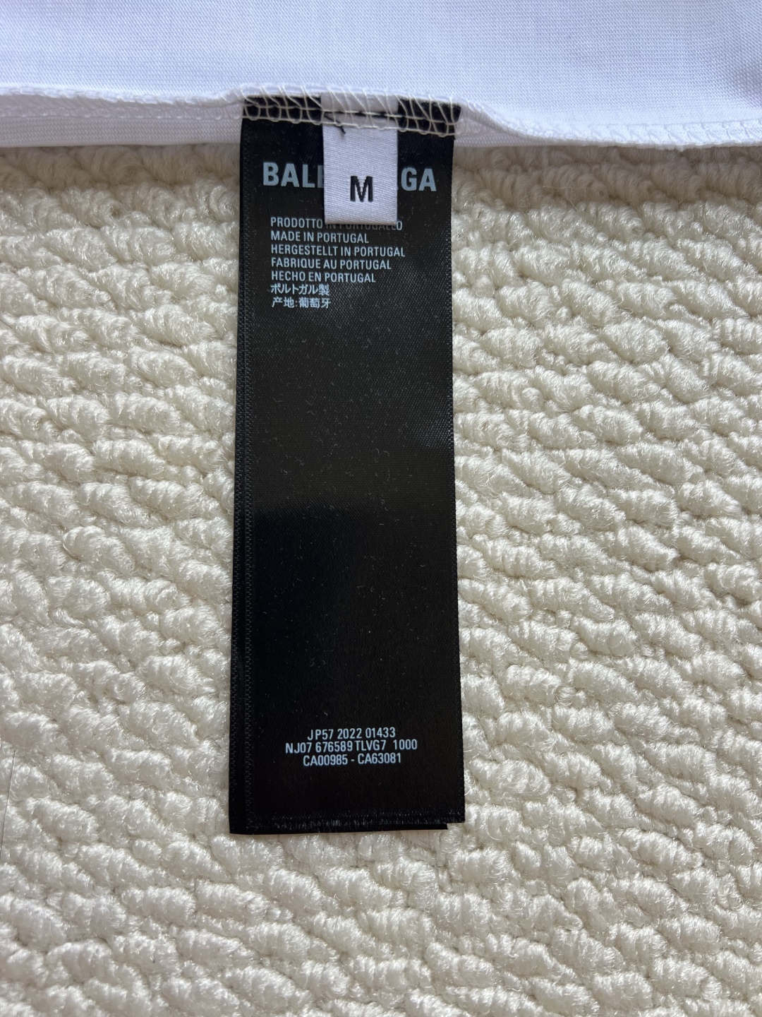 P160
Balenciaga 泼墨字母印花长袖
原版2429购入开发，面料16支精梭棉230克，罗纹26支拉架1x1罗纹330克，菲林开版，椭圆机台版印花，丝网印刷，采用进口水性胶浆，印花经拉扯后，拔得开，有撕裂效果，透底，历经五次打样测试与修改版带。整体走线平直细腻，面料舒适柔软，颜色一致无色差 能与同款搭配营造时尚造型，驾驭各种场合，定制辅料，三标齐全，男女同款！
码数:XS S ML