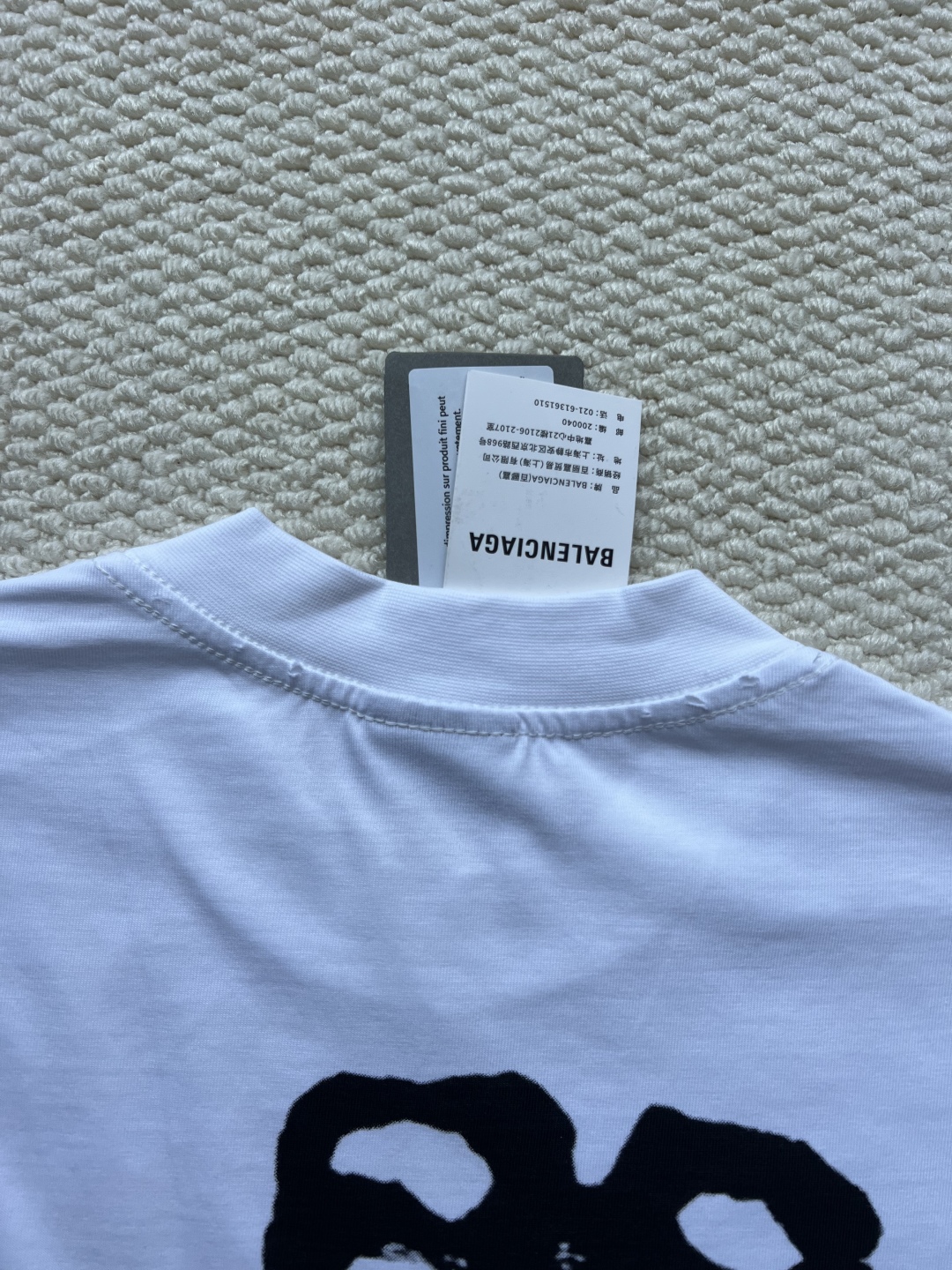 P160
Balenciaga 泼墨字母印花长袖
原版2429购入开发，面料16支精梭棉230克，罗纹26支拉架1x1罗纹330克，菲林开版，椭圆机台版印花，丝网印刷，采用进口水性胶浆，印花经拉扯后，拔得开，有撕裂效果，透底，历经五次打样测试与修改版带。整体走线平直细腻，面料舒适柔软，颜色一致无色差 能与同款搭配营造时尚造型，驾驭各种场合，定制辅料，三标齐全，男女同款！
码数:XS S ML
