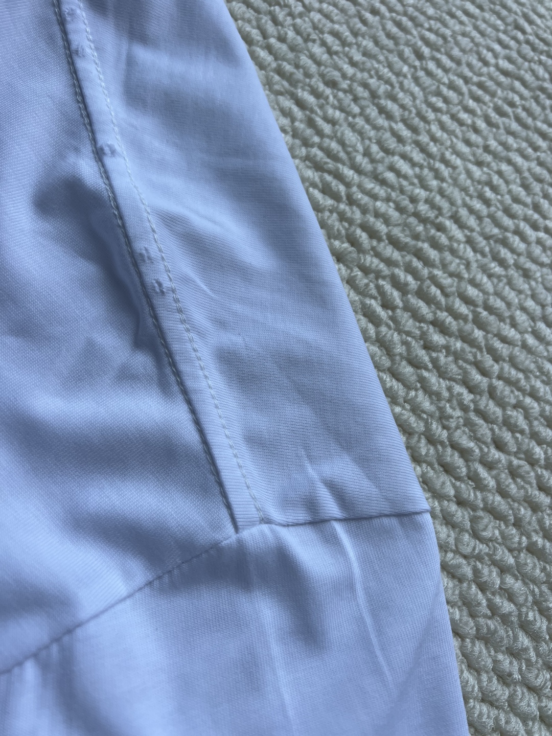 P160
Balenciaga 泼墨字母印花长袖
原版2429购入开发，面料16支精梭棉230克，罗纹26支拉架1x1罗纹330克，菲林开版，椭圆机台版印花，丝网印刷，采用进口水性胶浆，印花经拉扯后，拔得开，有撕裂效果，透底，历经五次打样测试与修改版带。整体走线平直细腻，面料舒适柔软，颜色一致无色差 能与同款搭配营造时尚造型，驾驭各种场合，定制辅料，三标齐全，男女同款！
码数:XS S ML