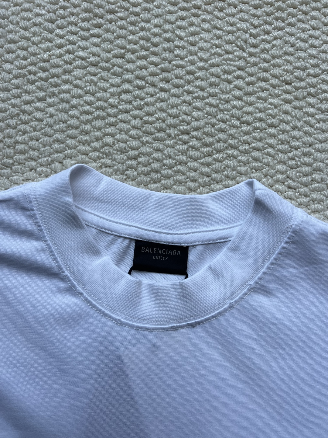 P160
Balenciaga 泼墨字母印花长袖
原版2429购入开发，面料16支精梭棉230克，罗纹26支拉架1x1罗纹330克，菲林开版，椭圆机台版印花，丝网印刷，采用进口水性胶浆，印花经拉扯后，拔得开，有撕裂效果，透底，历经五次打样测试与修改版带。整体走线平直细腻，面料舒适柔软，颜色一致无色差 能与同款搭配营造时尚造型，驾驭各种场合，定制辅料，三标齐全，男女同款！
码数:XS S ML