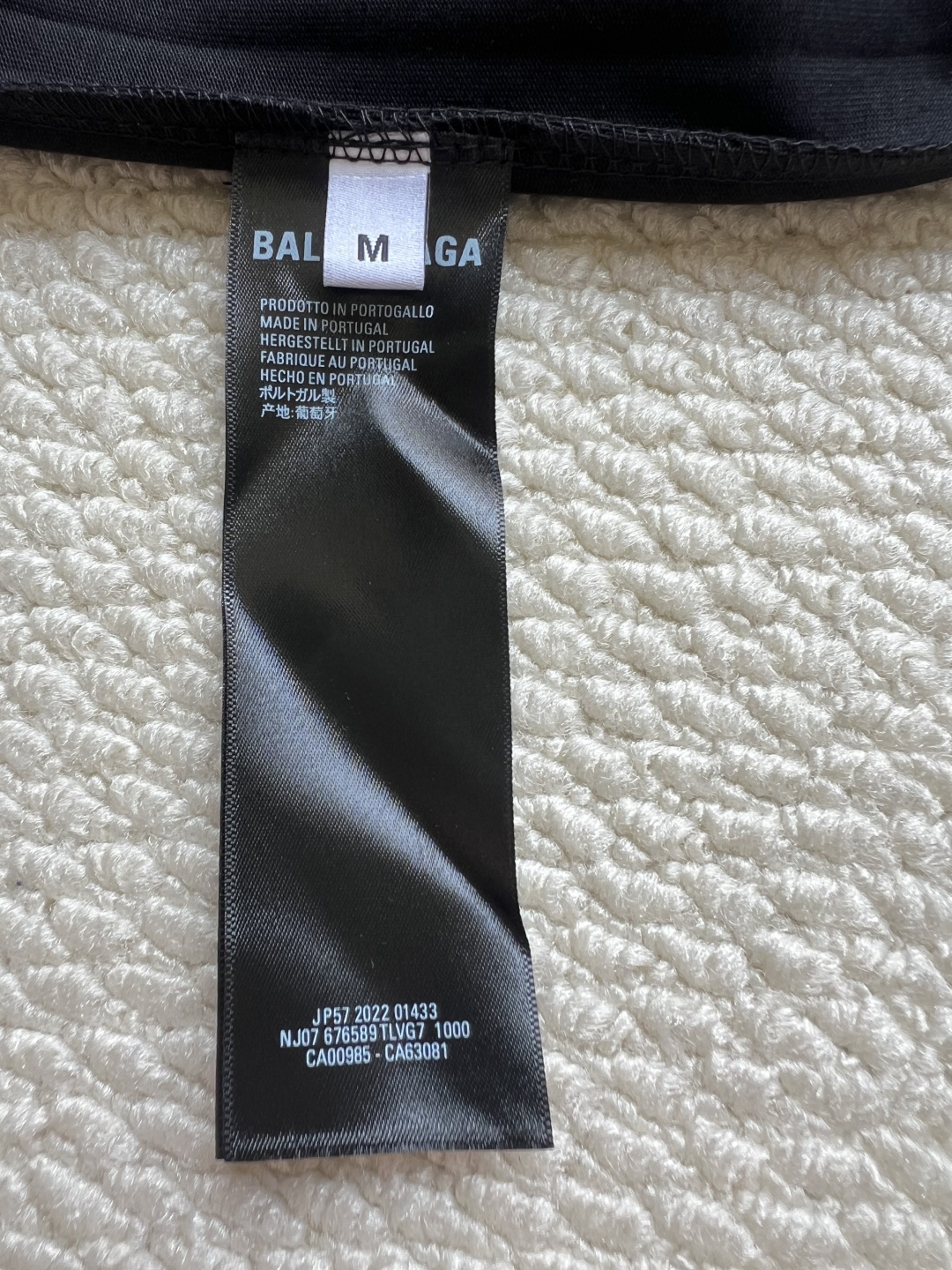 P160
Balenciaga 泼墨字母印花长袖
原版2429购入开发，面料16支精梭棉230克，罗纹26支拉架1x1罗纹330克，菲林开版，椭圆机台版印花，丝网印刷，采用进口水性胶浆，印花经拉扯后，拔得开，有撕裂效果，透底，历经五次打样测试与修改版带。整体走线平直细腻，面料舒适柔软，颜色一致无色差 能与同款搭配营造时尚造型，驾驭各种场合，定制辅料，三标齐全，男女同款！
码数:XS S ML