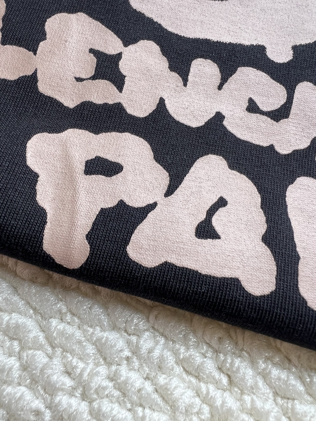 P160
Balenciaga 泼墨字母印花长袖
原版2429购入开发，面料16支精梭棉230克，罗纹26支拉架1x1罗纹330克，菲林开版，椭圆机台版印花，丝网印刷，采用进口水性胶浆，印花经拉扯后，拔得开，有撕裂效果，透底，历经五次打样测试与修改版带。整体走线平直细腻，面料舒适柔软，颜色一致无色差 能与同款搭配营造时尚造型，驾驭各种场合，定制辅料，三标齐全，男女同款！
码数:XS S ML