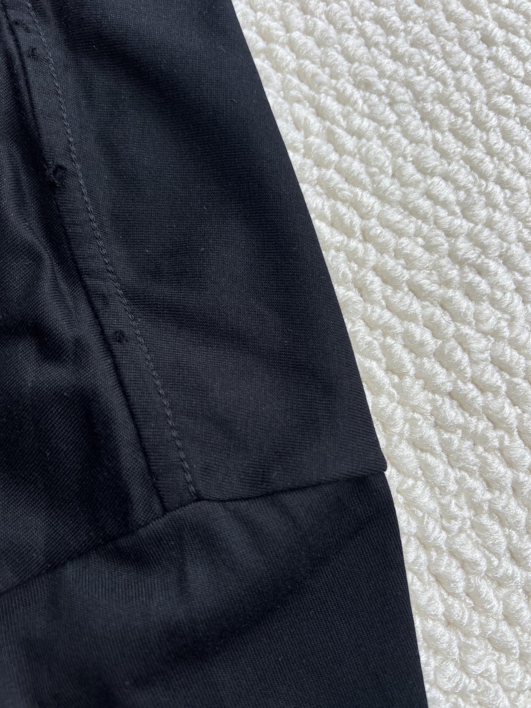 P160
Balenciaga 泼墨字母印花长袖
原版2429购入开发，面料16支精梭棉230克，罗纹26支拉架1x1罗纹330克，菲林开版，椭圆机台版印花，丝网印刷，采用进口水性胶浆，印花经拉扯后，拔得开，有撕裂效果，透底，历经五次打样测试与修改版带。整体走线平直细腻，面料舒适柔软，颜色一致无色差 能与同款搭配营造时尚造型，驾驭各种场合，定制辅料，三标齐全，男女同款！
码数:XS S ML