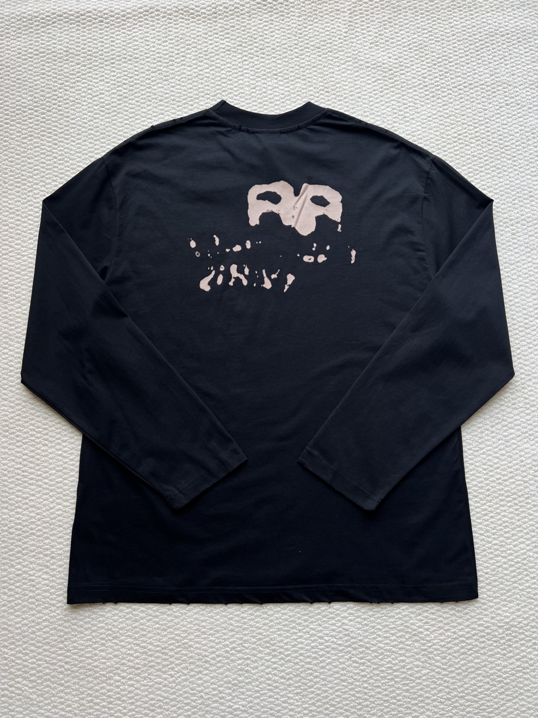 P160
Balenciaga 泼墨字母印花长袖
原版2429购入开发，面料16支精梭棉230克，罗纹26支拉架1x1罗纹330克，菲林开版，椭圆机台版印花，丝网印刷，采用进口水性胶浆，印花经拉扯后，拔得开，有撕裂效果，透底，历经五次打样测试与修改版带。整体走线平直细腻，面料舒适柔软，颜色一致无色差 能与同款搭配营造时尚造型，驾驭各种场合，定制辅料，三标齐全，男女同款！
码数:XS S ML