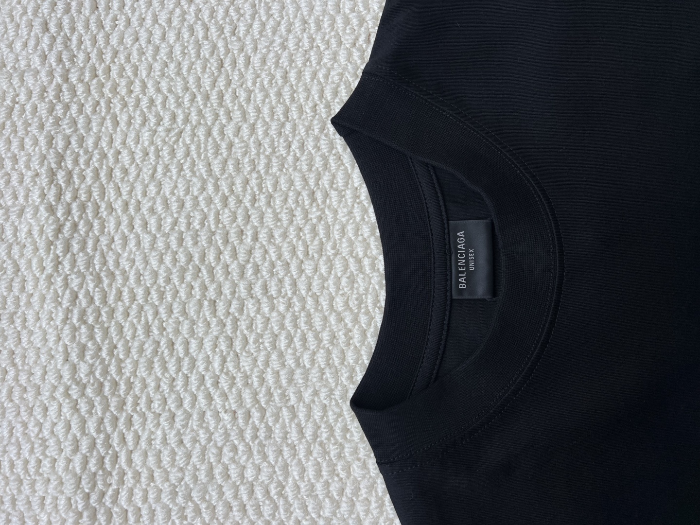 P160
Balenciaga 泼墨字母印花长袖
原版2429购入开发，面料16支精梭棉230克，罗纹26支拉架1x1罗纹330克，菲林开版，椭圆机台版印花，丝网印刷，采用进口水性胶浆，印花经拉扯后，拔得开，有撕裂效果，透底，历经五次打样测试与修改版带。整体走线平直细腻，面料舒适柔软，颜色一致无色差 能与同款搭配营造时尚造型，驾驭各种场合，定制辅料，三标齐全，男女同款！
码数:XS S ML