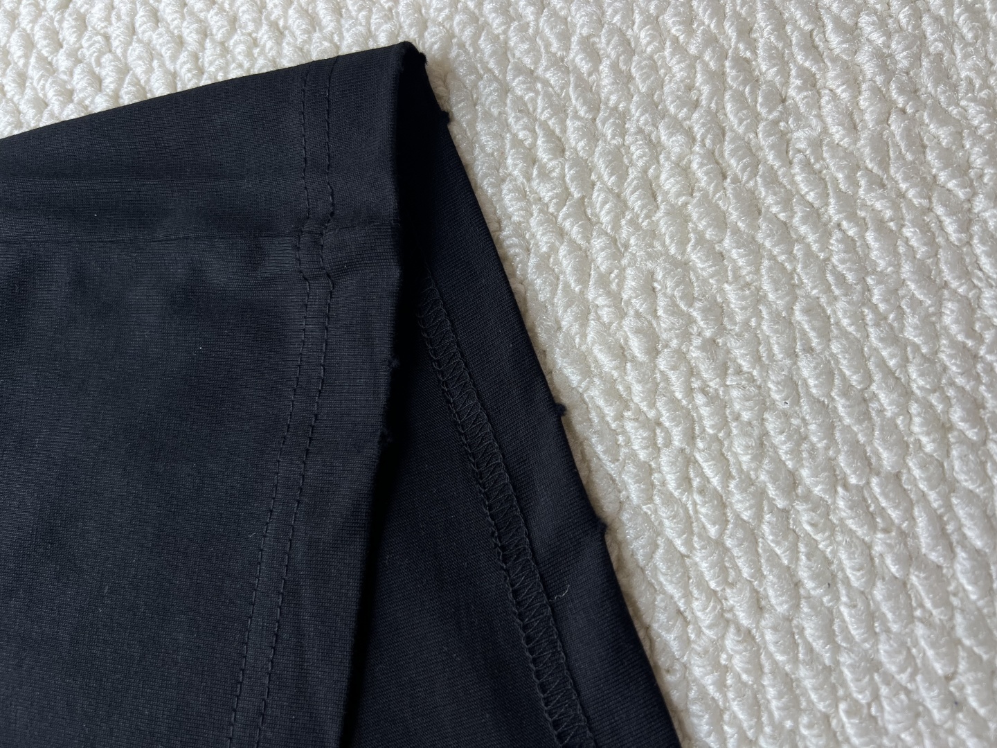 P160
Balenciaga 泼墨字母印花长袖
原版2429购入开发，面料16支精梭棉230克，罗纹26支拉架1x1罗纹330克，菲林开版，椭圆机台版印花，丝网印刷，采用进口水性胶浆，印花经拉扯后，拔得开，有撕裂效果，透底，历经五次打样测试与修改版带。整体走线平直细腻，面料舒适柔软，颜色一致无色差 能与同款搭配营造时尚造型，驾驭各种场合，定制辅料，三标齐全，男女同款！
码数:XS S ML