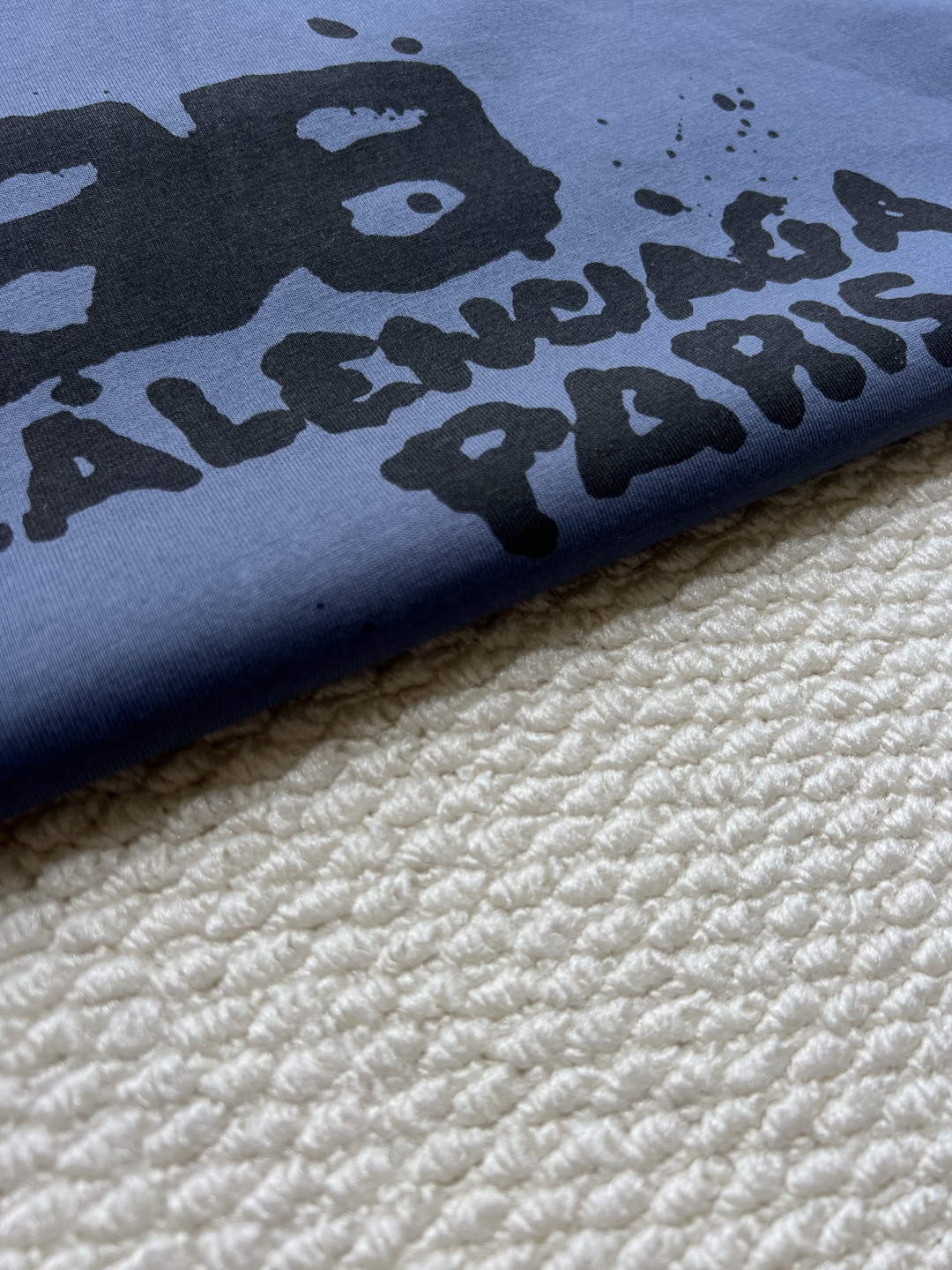 P160
Balenciaga 泼墨字母印花长袖
原版2429购入开发，面料16支精梭棉230克，罗纹26支拉架1x1罗纹330克，菲林开版，椭圆机台版印花，丝网印刷，采用进口水性胶浆，印花经拉扯后，拔得开，有撕裂效果，透底，历经五次打样测试与修改版带。整体走线平直细腻，面料舒适柔软，颜色一致无色差 能与同款搭配营造时尚造型，驾驭各种场合，定制辅料，三标齐全，男女同款！
码数:XS S ML