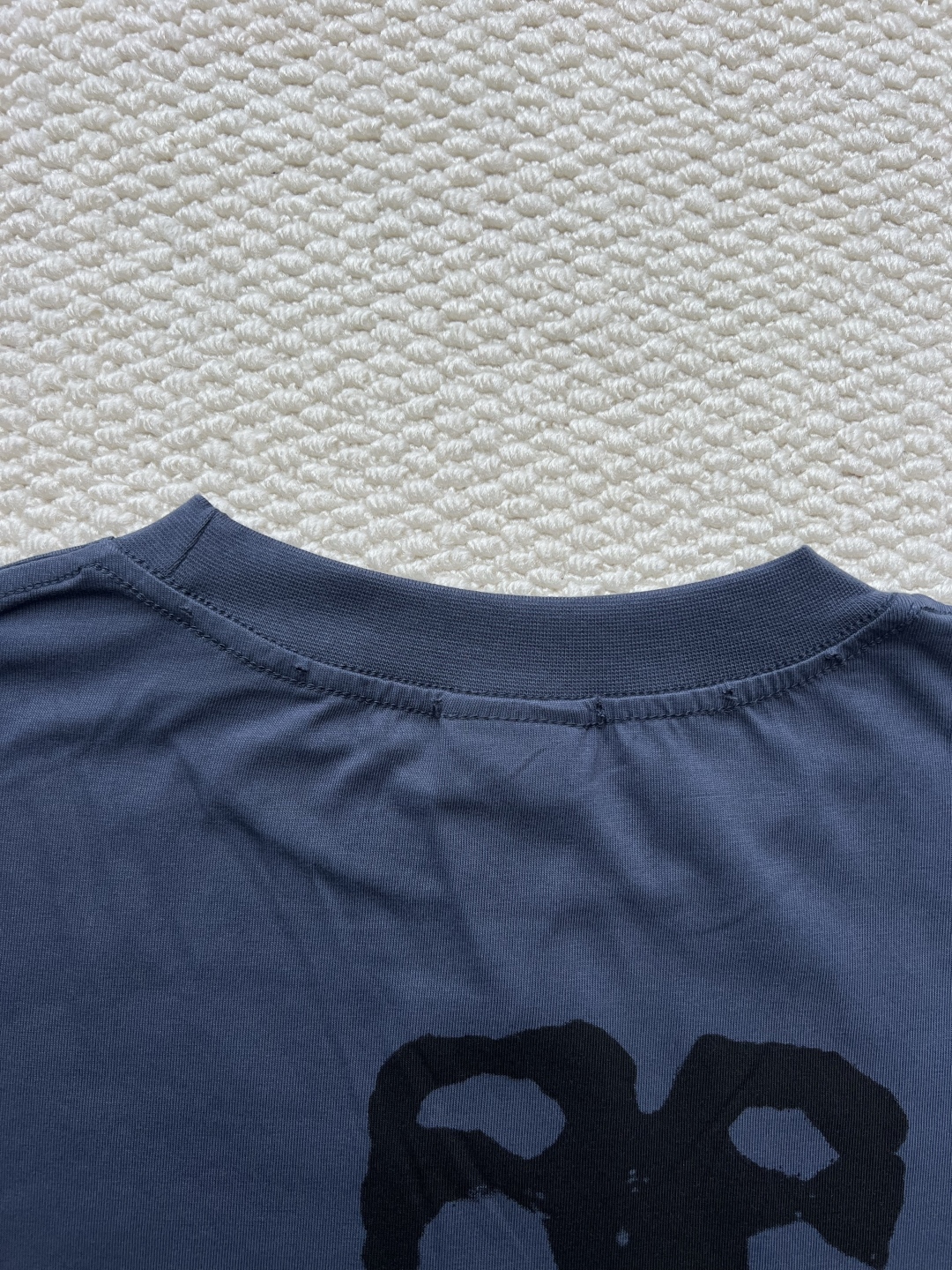 P160
Balenciaga 泼墨字母印花长袖
原版2429购入开发，面料16支精梭棉230克，罗纹26支拉架1x1罗纹330克，菲林开版，椭圆机台版印花，丝网印刷，采用进口水性胶浆，印花经拉扯后，拔得开，有撕裂效果，透底，历经五次打样测试与修改版带。整体走线平直细腻，面料舒适柔软，颜色一致无色差 能与同款搭配营造时尚造型，驾驭各种场合，定制辅料，三标齐全，男女同款！
码数:XS S ML