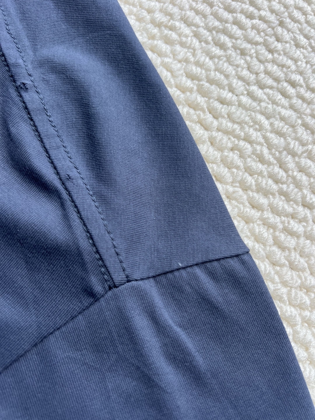 P160
Balenciaga 泼墨字母印花长袖
原版2429购入开发，面料16支精梭棉230克，罗纹26支拉架1x1罗纹330克，菲林开版，椭圆机台版印花，丝网印刷，采用进口水性胶浆，印花经拉扯后，拔得开，有撕裂效果，透底，历经五次打样测试与修改版带。整体走线平直细腻，面料舒适柔软，颜色一致无色差 能与同款搭配营造时尚造型，驾驭各种场合，定制辅料，三标齐全，男女同款！
码数:XS S ML