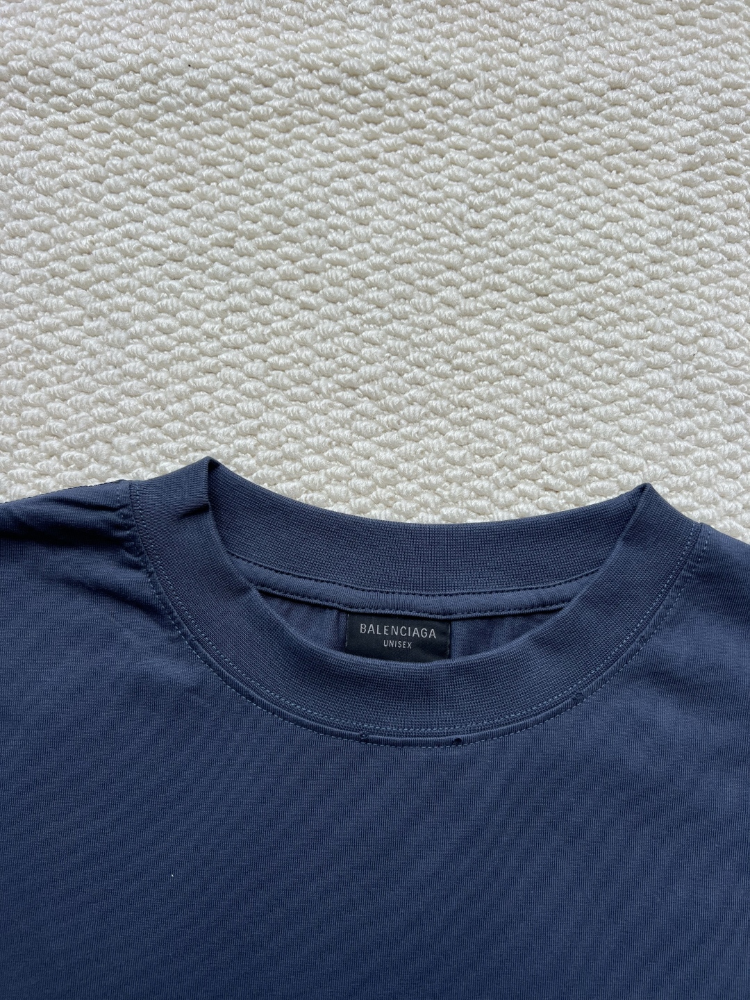 P160
Balenciaga 泼墨字母印花长袖
原版2429购入开发，面料16支精梭棉230克，罗纹26支拉架1x1罗纹330克，菲林开版，椭圆机台版印花，丝网印刷，采用进口水性胶浆，印花经拉扯后，拔得开，有撕裂效果，透底，历经五次打样测试与修改版带。整体走线平直细腻，面料舒适柔软，颜色一致无色差 能与同款搭配营造时尚造型，驾驭各种场合，定制辅料，三标齐全，男女同款！
码数:XS S ML