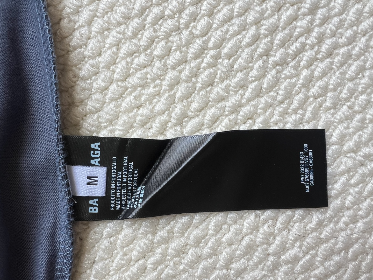 P160
Balenciaga 泼墨字母印花长袖
原版2429购入开发，面料16支精梭棉230克，罗纹26支拉架1x1罗纹330克，菲林开版，椭圆机台版印花，丝网印刷，采用进口水性胶浆，印花经拉扯后，拔得开，有撕裂效果，透底，历经五次打样测试与修改版带。整体走线平直细腻，面料舒适柔软，颜色一致无色差 能与同款搭配营造时尚造型，驾驭各种场合，定制辅料，三标齐全，男女同款！
码数:XS S ML