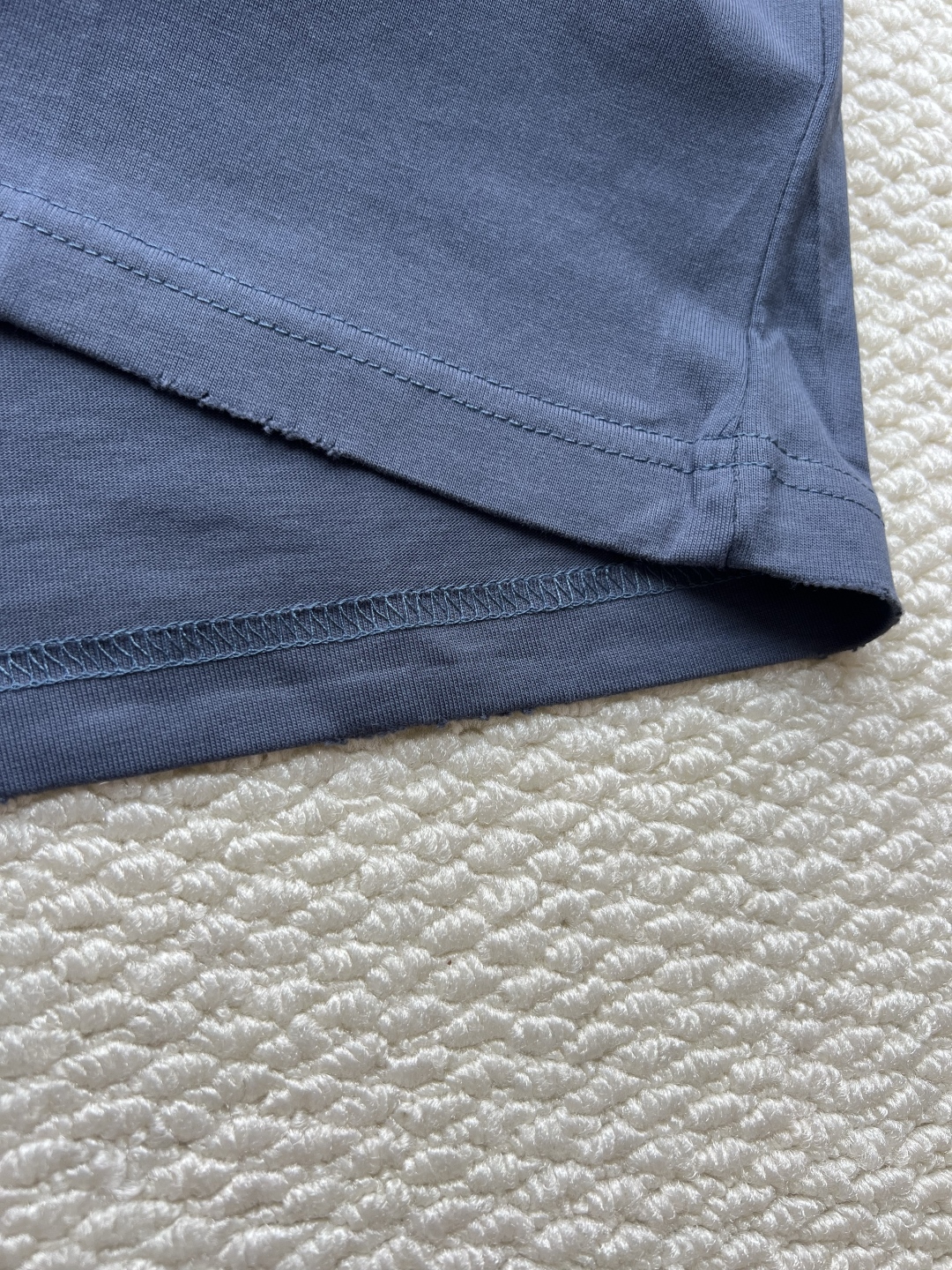 P160
Balenciaga 泼墨字母印花长袖
原版2429购入开发，面料16支精梭棉230克，罗纹26支拉架1x1罗纹330克，菲林开版，椭圆机台版印花，丝网印刷，采用进口水性胶浆，印花经拉扯后，拔得开，有撕裂效果，透底，历经五次打样测试与修改版带。整体走线平直细腻，面料舒适柔软，颜色一致无色差 能与同款搭配营造时尚造型，驾驭各种场合，定制辅料，三标齐全，男女同款！
码数:XS S ML