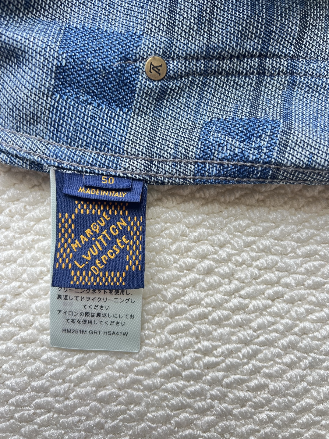 P280 LOUIS VUITTON x Nigo 联名款 FW25 DAMIER 格子单排扣工装束腰夹克外套。揉合过去与未来，将经典风格与现代元素共冶一炉，既以高雅讲究的细节点缀，也同时利用日式传统工艺彰显其奢华讲究。
码数：46-48-50-52