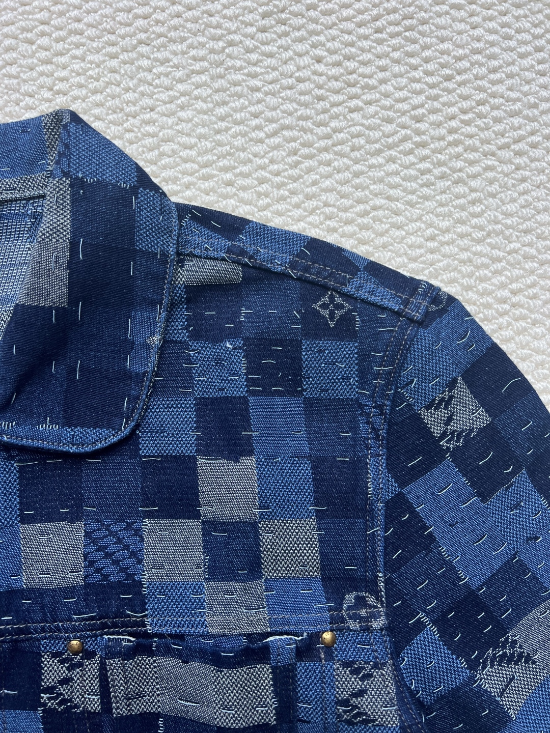 P280 LOUIS VUITTON x Nigo 联名款 FW25 DAMIER 格子单排扣工装束腰夹克外套。揉合过去与未来，将经典风格与现代元素共冶一炉，既以高雅讲究的细节点缀，也同时利用日式传统工艺彰显其奢华讲究。
码数：46-48-50-52