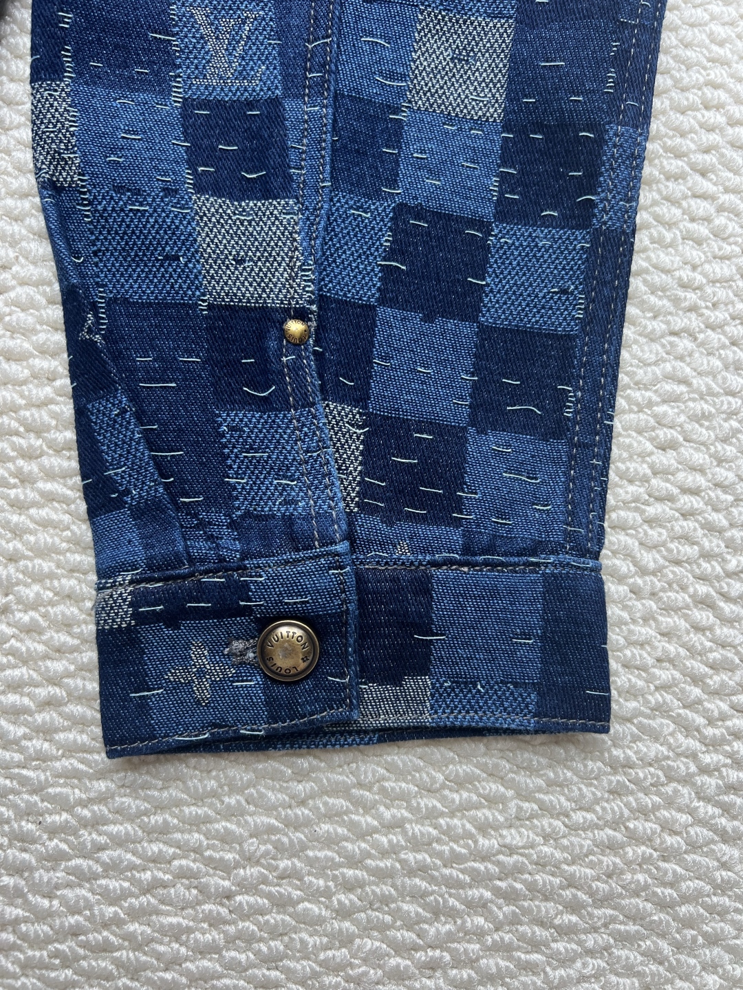 P280 LOUIS VUITTON x Nigo 联名款 FW25 DAMIER 格子单排扣工装束腰夹克外套。揉合过去与未来，将经典风格与现代元素共冶一炉，既以高雅讲究的细节点缀，也同时利用日式传统工艺彰显其奢华讲究。
码数：46-48-50-52
