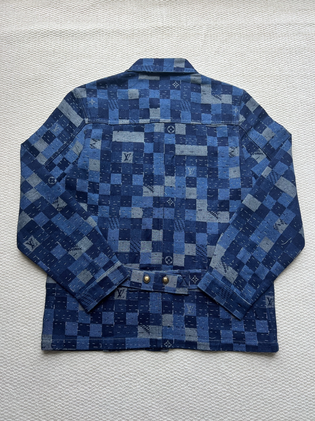 P280 LOUIS VUITTON x Nigo 联名款 FW25 DAMIER 格子单排扣工装束腰夹克外套。揉合过去与未来，将经典风格与现代元素共冶一炉，既以高雅讲究的细节点缀，也同时利用日式传统工艺彰显其奢华讲究。
码数：46-48-50-52