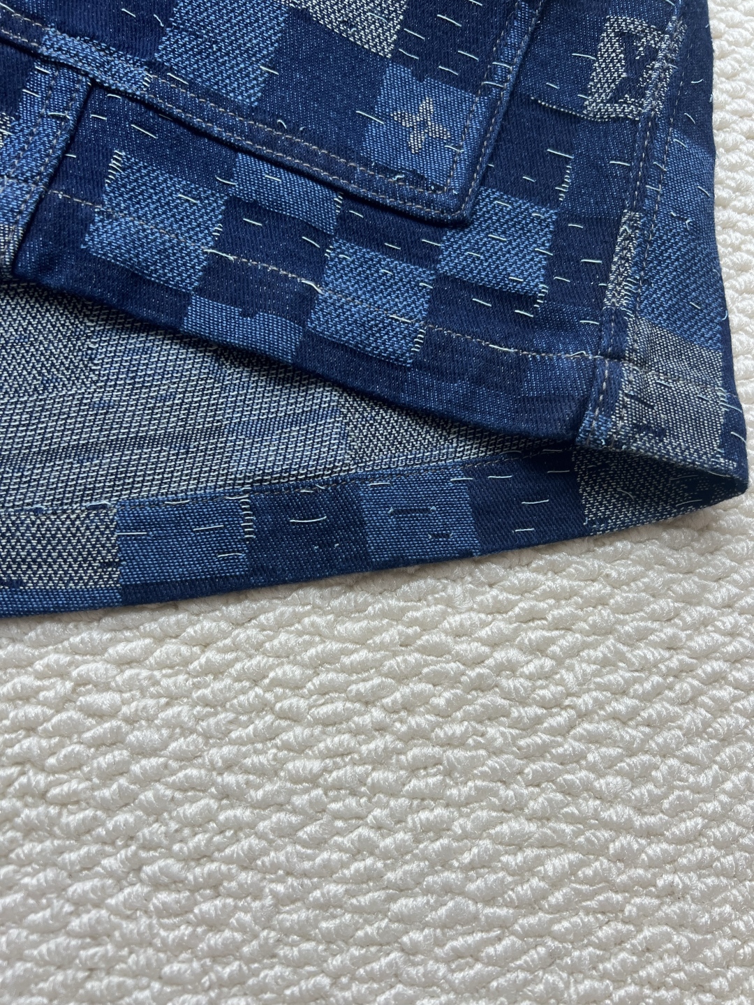 P280 LOUIS VUITTON x Nigo 联名款 FW25 DAMIER 格子单排扣工装束腰夹克外套。揉合过去与未来，将经典风格与现代元素共冶一炉，既以高雅讲究的细节点缀，也同时利用日式传统工艺彰显其奢华讲究。
码数：46-48-50-52