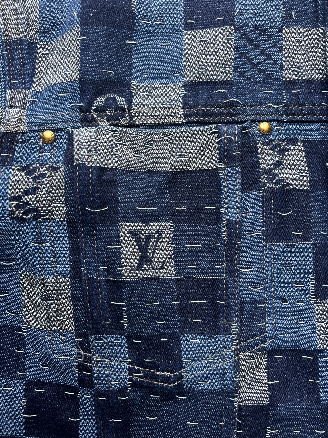 P280 LOUIS VUITTON x Nigo 联名款 FW25 DAMIER 格子单排扣工装束腰夹克外套。揉合过去与未来，将经典风格与现代元素共冶一炉，既以高雅讲究的细节点缀，也同时利用日式传统工艺彰显其奢华讲究。
码数：46-48-50-52