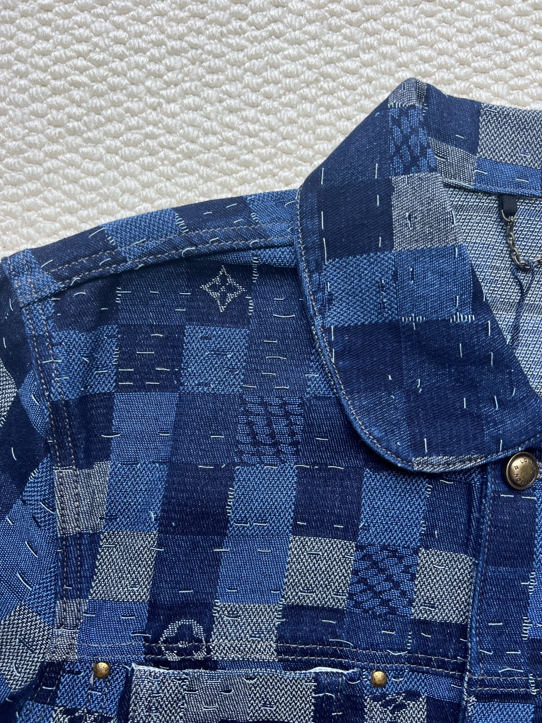 P280 LOUIS VUITTON x Nigo 联名款 FW25 DAMIER 格子单排扣工装束腰夹克外套。揉合过去与未来，将经典风格与现代元素共冶一炉，既以高雅讲究的细节点缀，也同时利用日式传统工艺彰显其奢华讲究。
码数：46-48-50-52