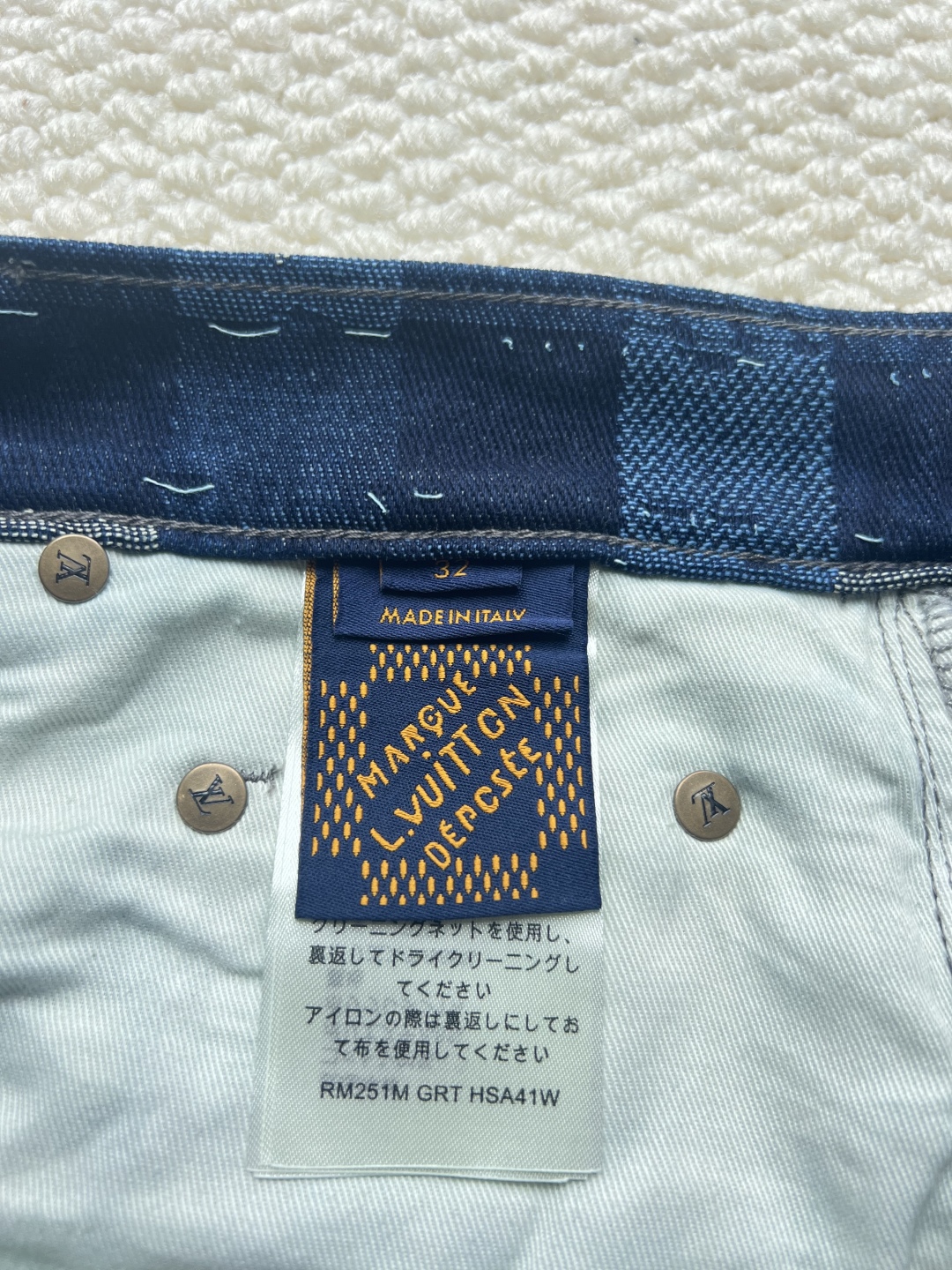P240 LOUIS VUITTON✖️Nigo联名提花棋盘格牛仔长裤
工艺说明:这款滑板来自Pharrell Williams与Nigo合作的2025秋冬系列,采用100%纯棉面料打造,兼具舒适度与耐用性。设计上巧妙融合了品牌标志性的Damier格纹元素,通过独特的拼缝工艺向日本传统拼布技艺致敬。裤身采用经典五袋剪裁,搭配珠光纽扣前襟和铆钉装饰,细节处尽显精致。全幅标识提花工艺彰显品牌辨识度,正绒面革标签则增添了高级质感。整体版型专为滑板运动设计,既保持活动自由度又不失时尚感。可与同系列搭配,完整呈现秀场造型。珠光元素的运用与格纹图案相得益彰,展现出品牌对传统工艺与现代潮流的完美平衡。
码数:30-32-34-36
