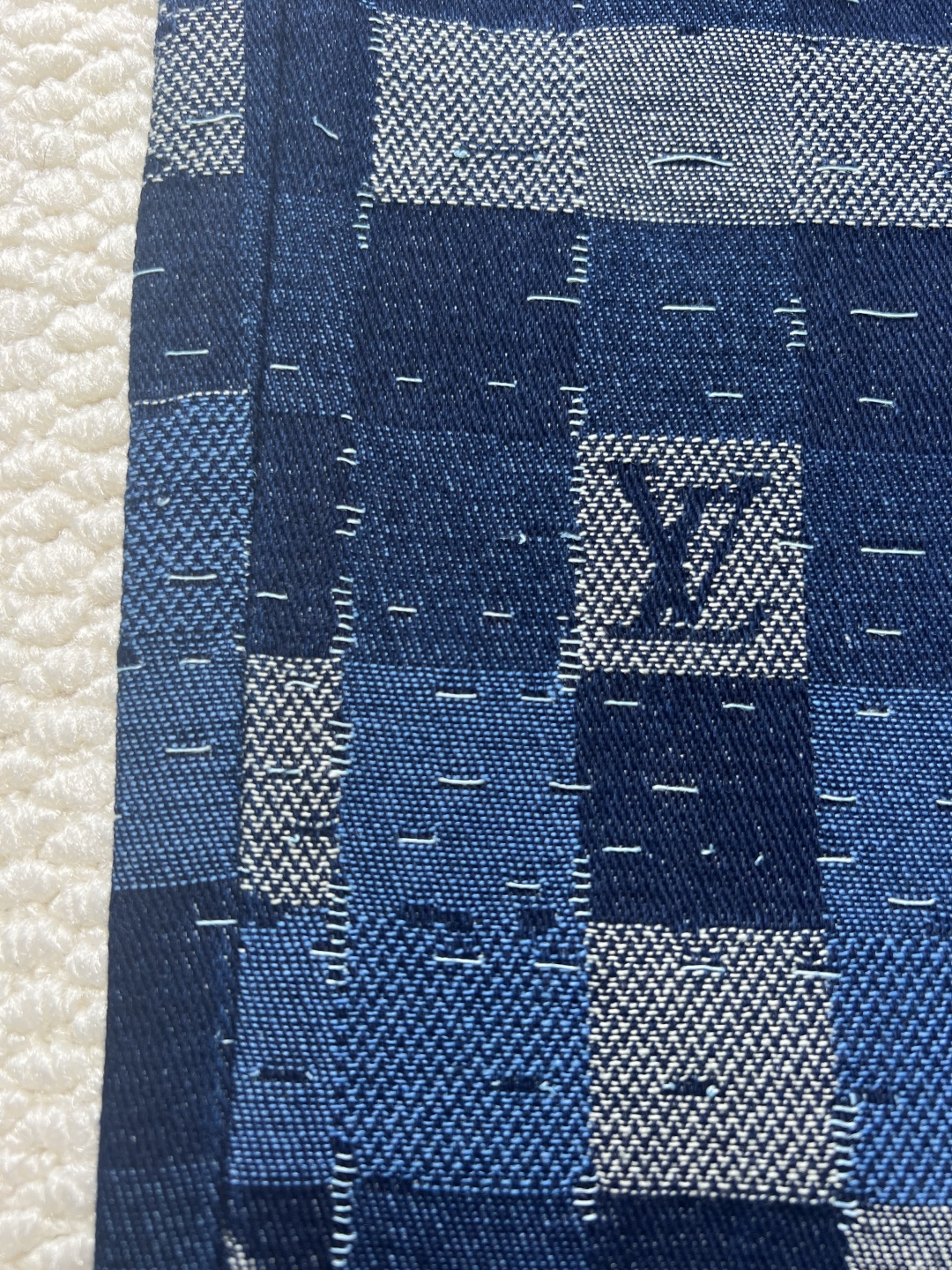 P240 LOUIS VUITTON✖️Nigo联名提花棋盘格牛仔长裤
工艺说明:这款滑板来自Pharrell Williams与Nigo合作的2025秋冬系列,采用100%纯棉面料打造,兼具舒适度与耐用性。设计上巧妙融合了品牌标志性的Damier格纹元素,通过独特的拼缝工艺向日本传统拼布技艺致敬。裤身采用经典五袋剪裁,搭配珠光纽扣前襟和铆钉装饰,细节处尽显精致。全幅标识提花工艺彰显品牌辨识度,正绒面革标签则增添了高级质感。整体版型专为滑板运动设计,既保持活动自由度又不失时尚感。可与同系列搭配,完整呈现秀场造型。珠光元素的运用与格纹图案相得益彰,展现出品牌对传统工艺与现代潮流的完美平衡。
码数:30-32-34-36
