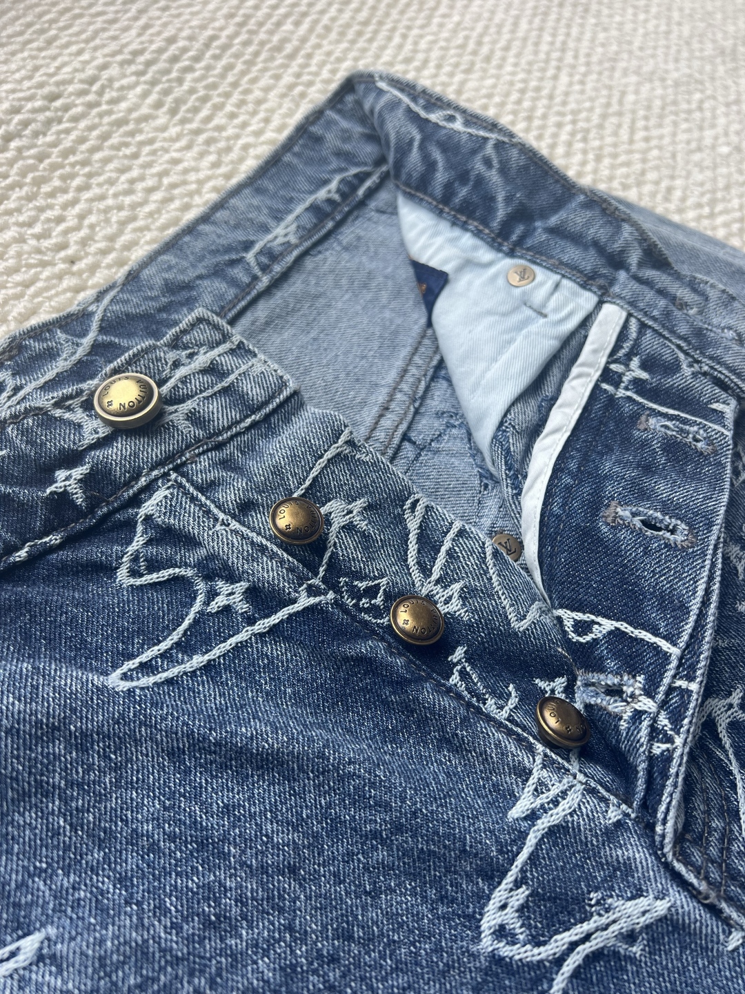 P240 LOUIS VUITTON x Nigo 联名款 MNG FW25 云朵滑板长款牛仔裤

码数：30-32-34-36