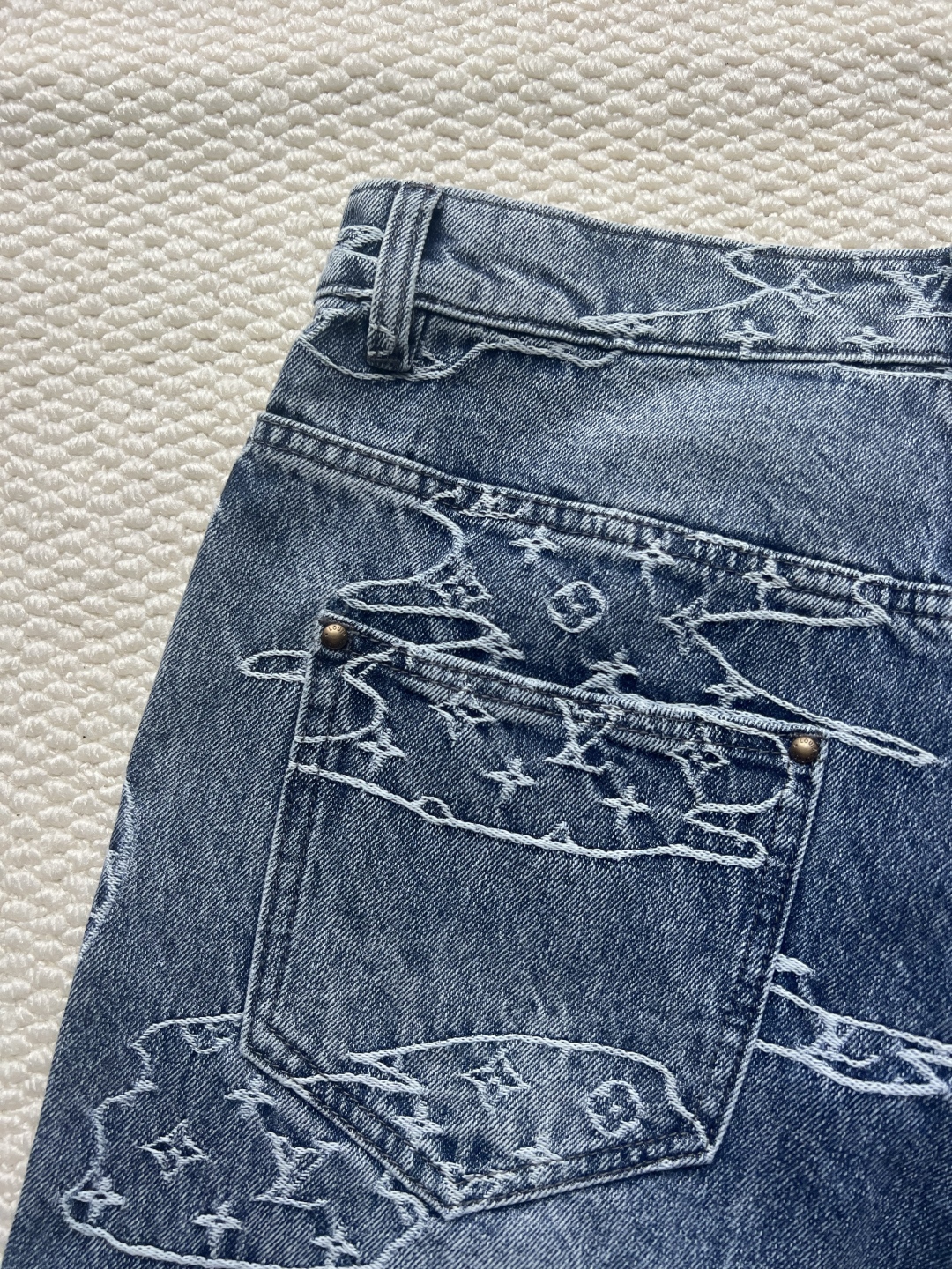 P240 LOUIS VUITTON x Nigo 联名款 MNG FW25 云朵滑板长款牛仔裤

码数：30-32-34-36