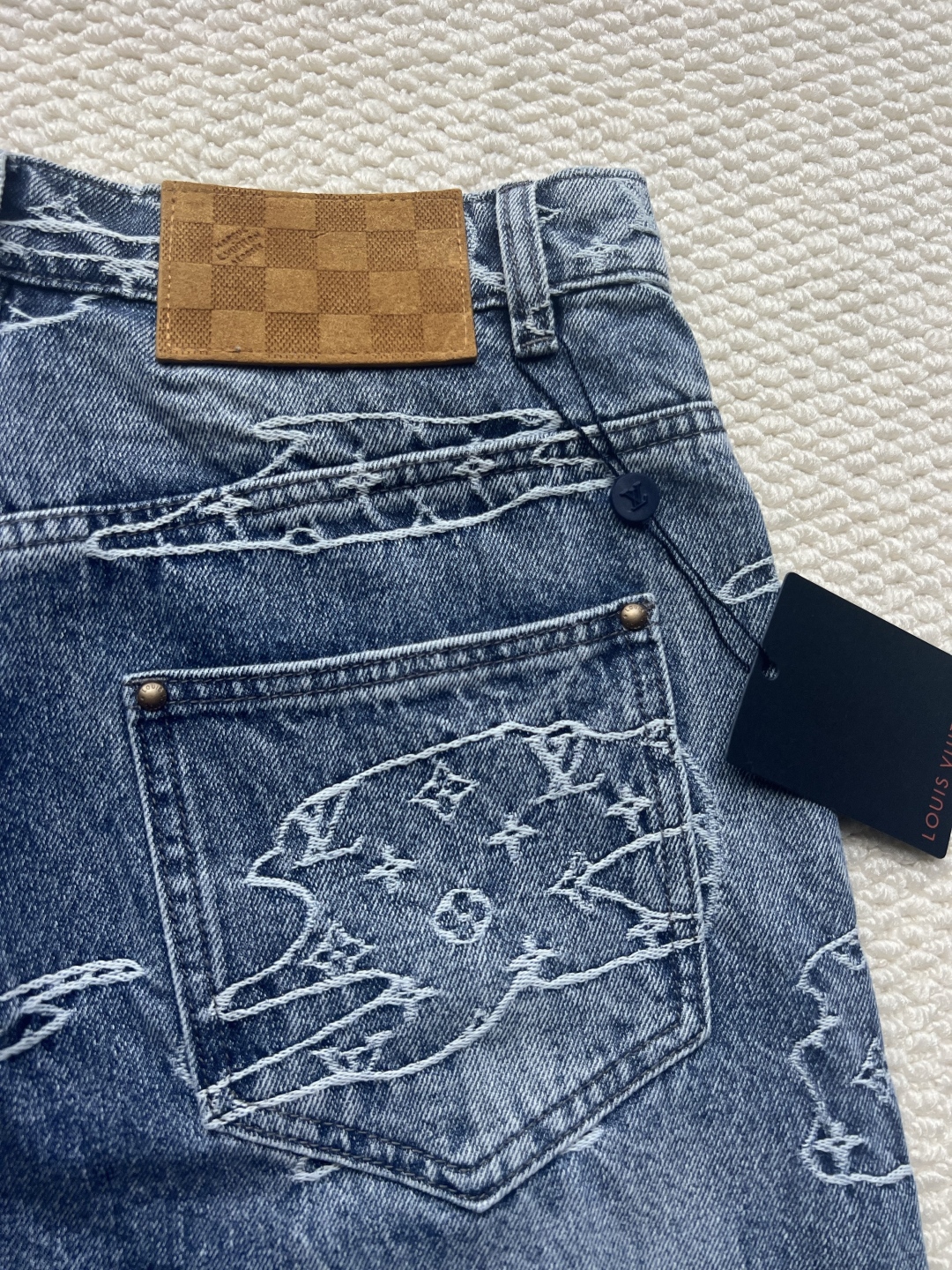 P240 LOUIS VUITTON x Nigo 联名款 MNG FW25 云朵滑板长款牛仔裤

码数：30-32-34-36