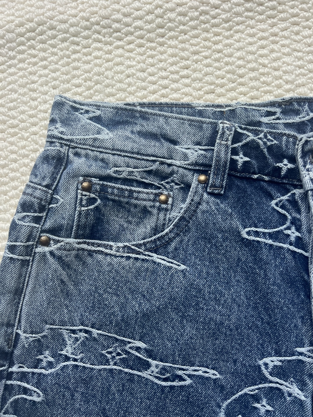 P240 LOUIS VUITTON x Nigo 联名款 MNG FW25 云朵滑板长款牛仔裤

码数：30-32-34-36