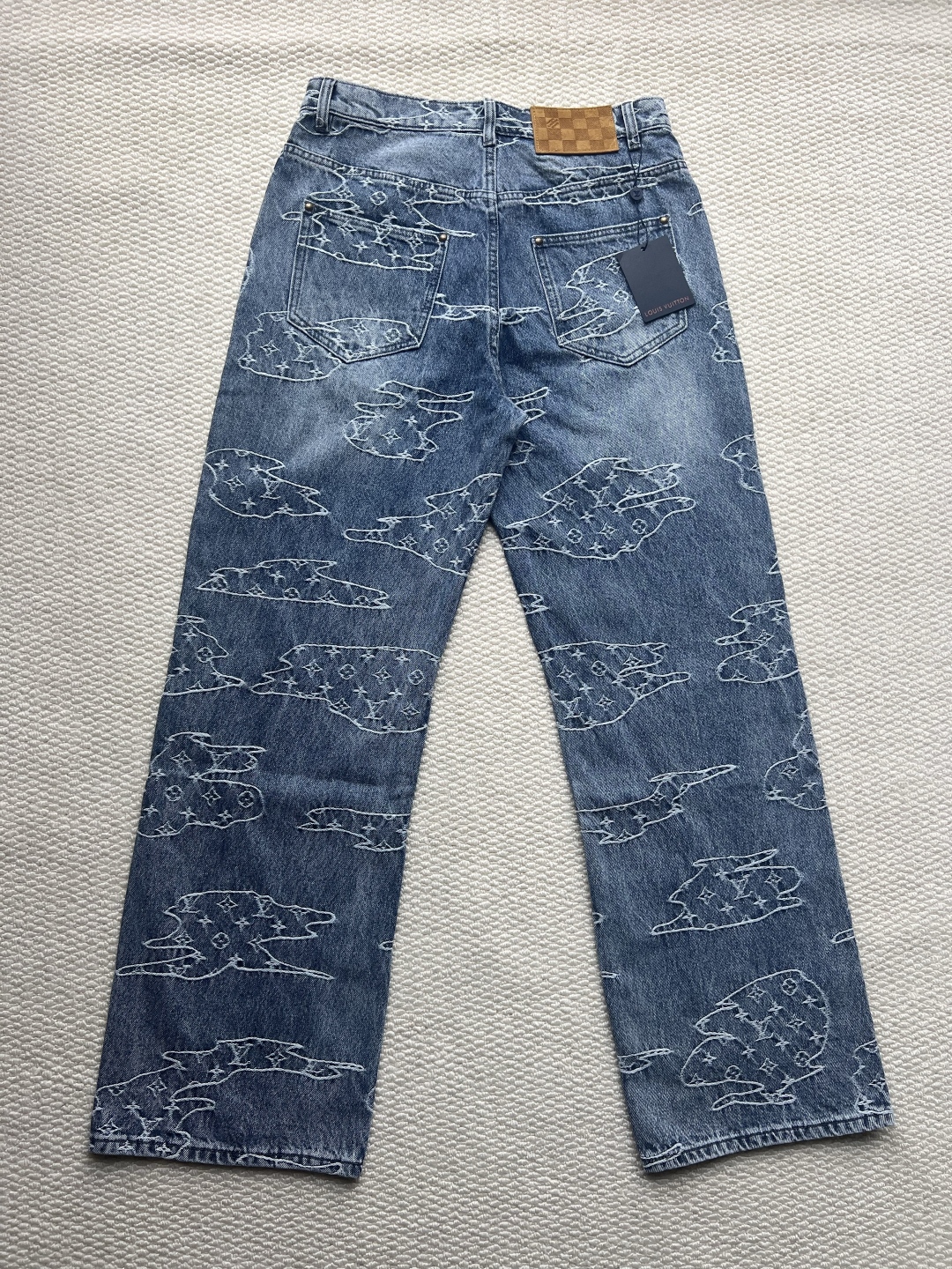 P240 LOUIS VUITTON x Nigo 联名款 MNG FW25 云朵滑板长款牛仔裤

码数：30-32-34-36